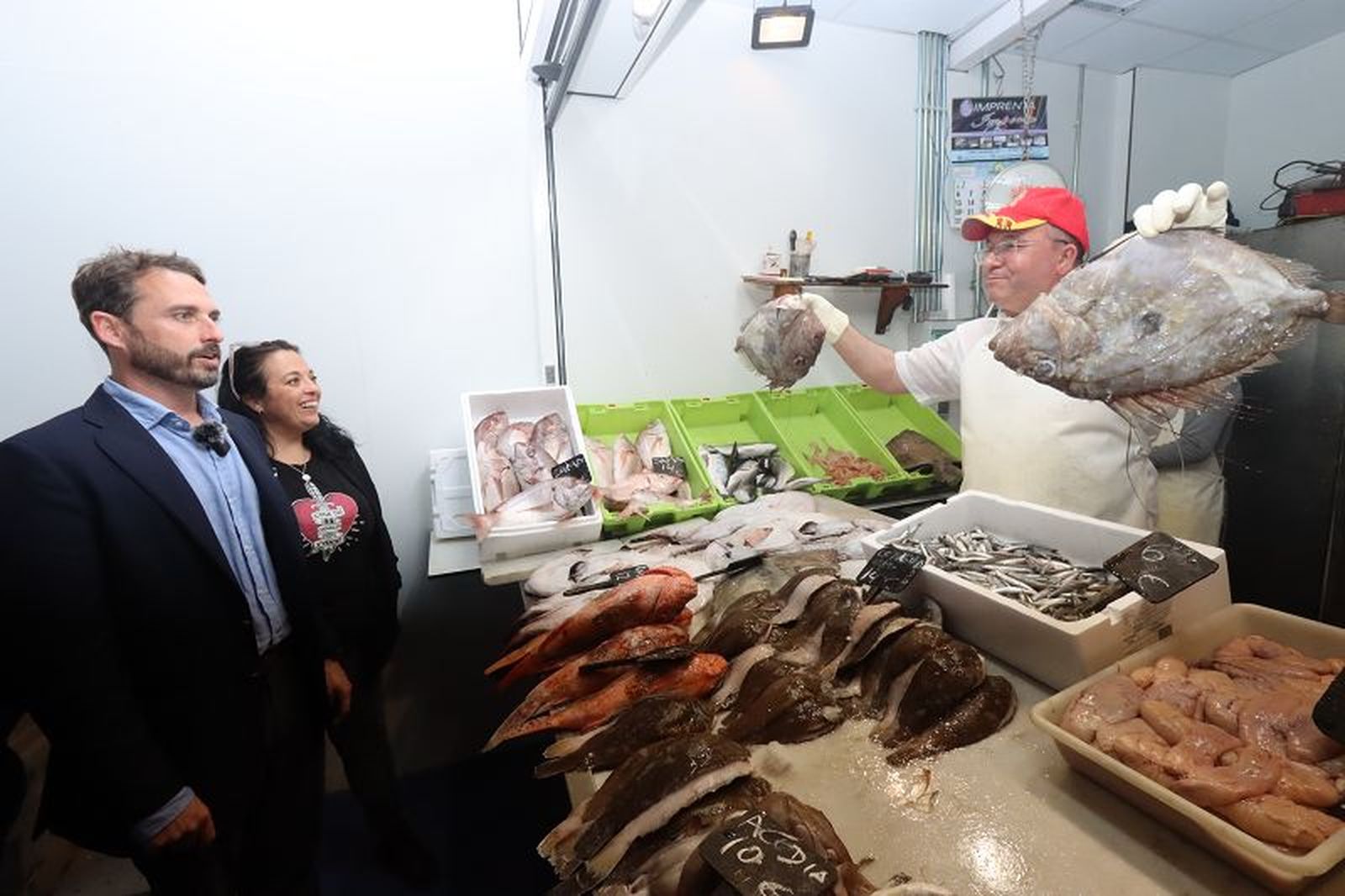 Carlos León durante su visita al Mercado Central./ FOTO REDUAN