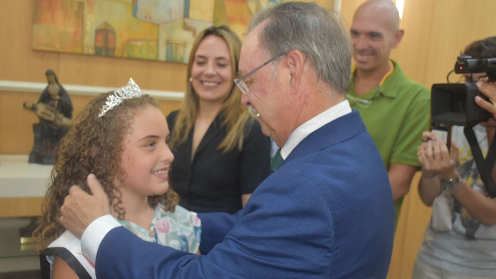 La Reina infantil, Ángela Chaves, junto a Juan Vivas