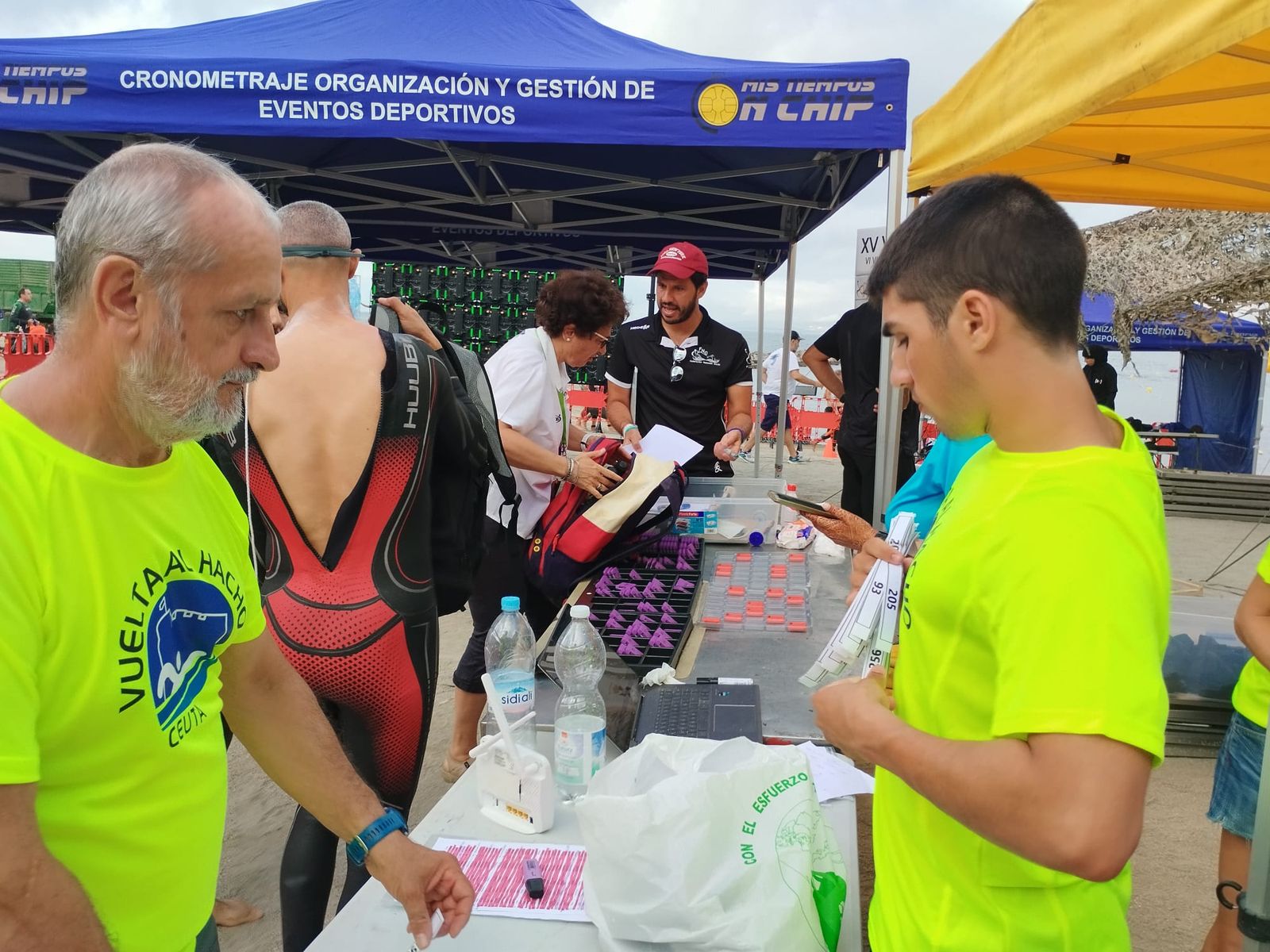 Participantes de la 'Vuelta al Hacho' a nado