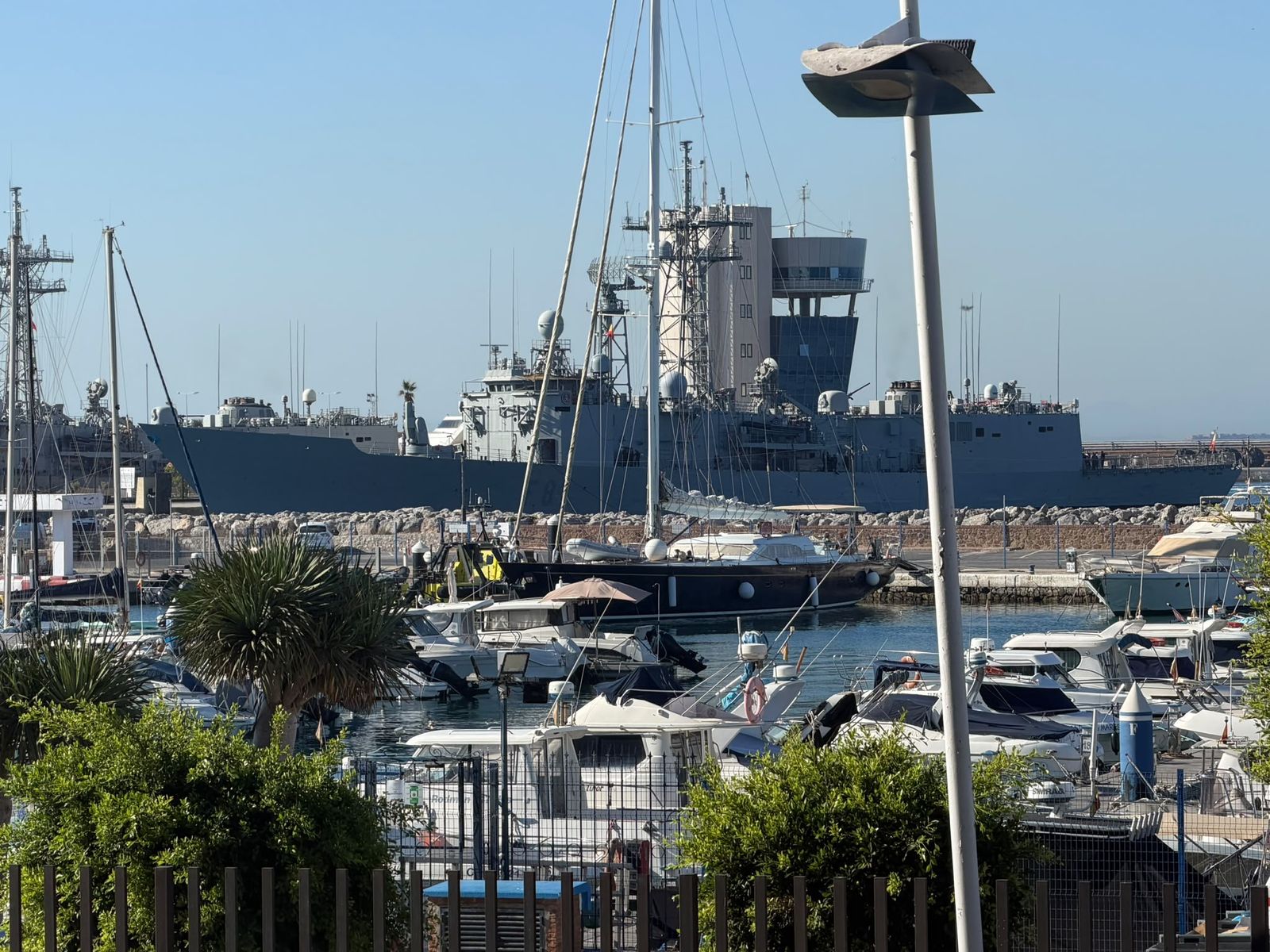 El buque de la Armada con el que Defensa refuerza sus medios en Ceuta, este jueves en el Muelle España