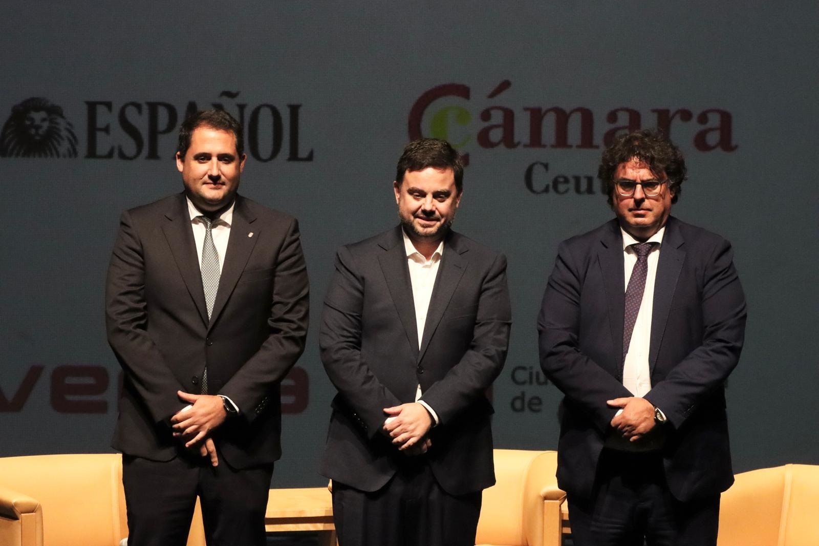 Ramírez y Rodríguez, en los extremos, junto al moderador de la charla