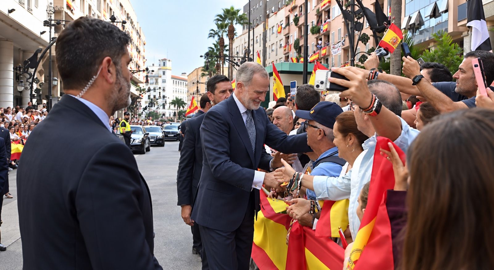 Los Reyes muestran su cercanía a los ceutíes nada más llegar a la ciudad