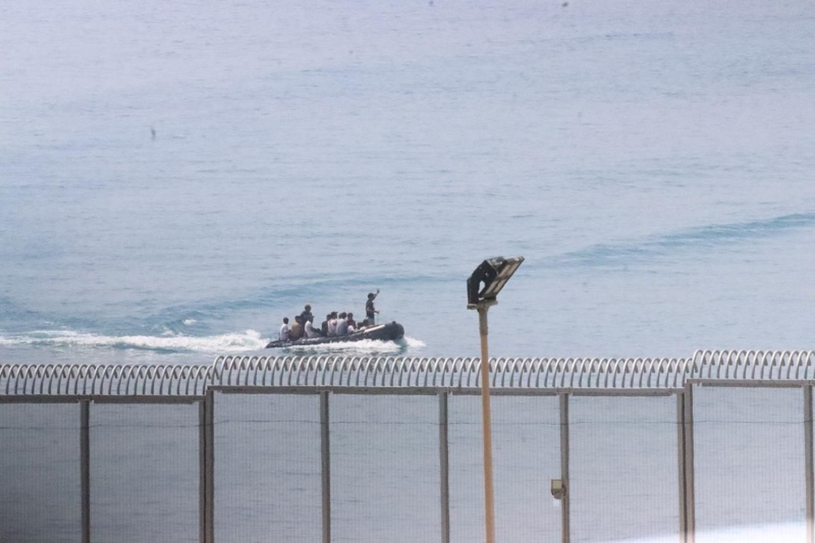 Varios inmigrantes , interceptados tras acercarse a la valla durante el pasado verano