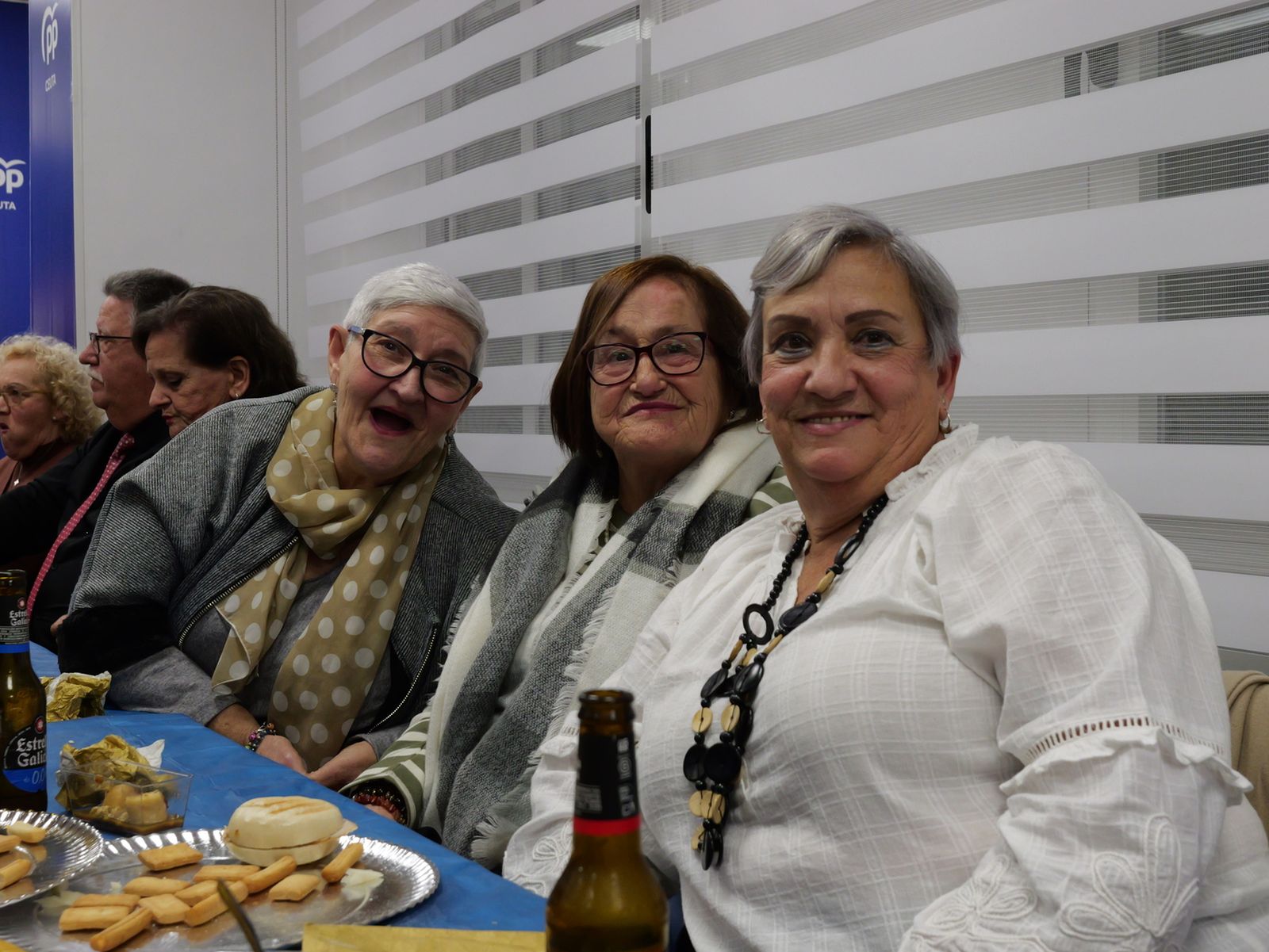 Vivas sugiere un relevo futuro y reivindica su gestión en la copa navideña del PP