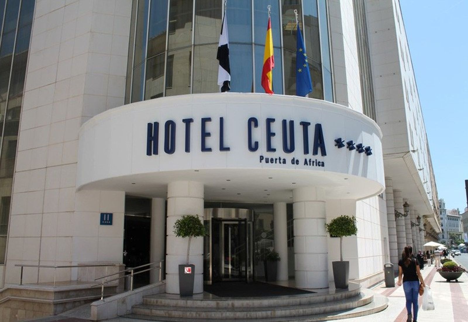 Imagen de la entrada principal del Hotel Puerta de África de Ceuta situado en la Gran Vía. / FOTO E.P.