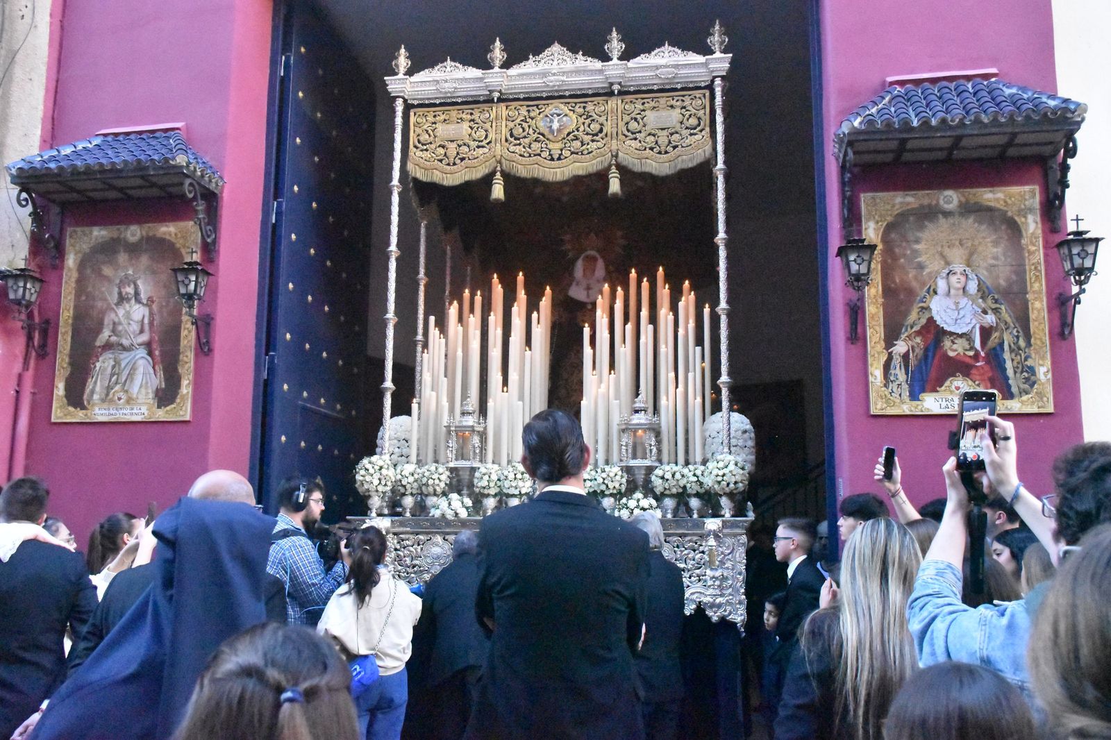 Aroma cofrade y estudiantil: Las Penas reina en el Jueves Santo