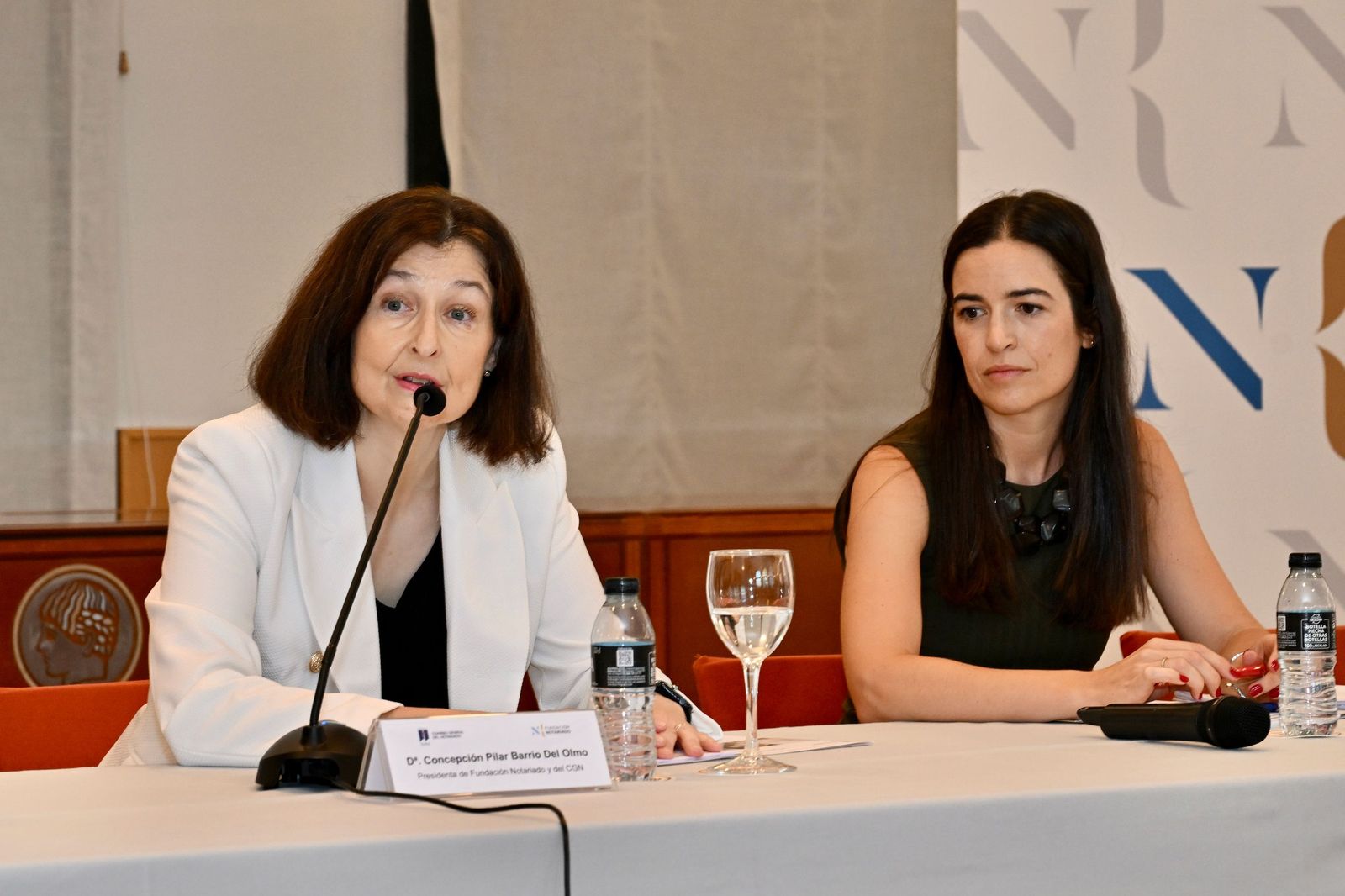A la izquierda, la presidenta del Consejo General del Notariado (CGN), Concepción Pilar Barrio Del Olmo