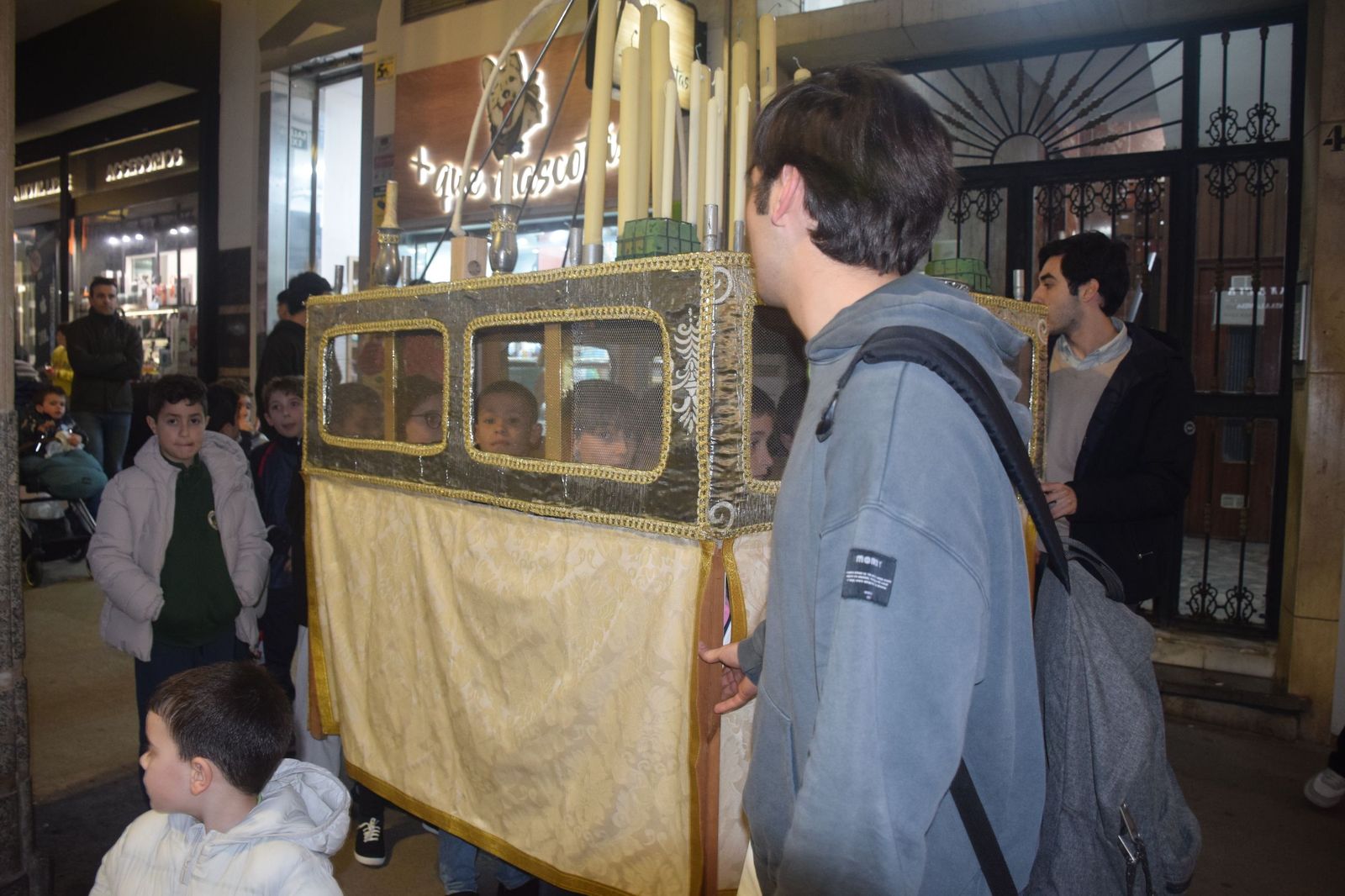 El paso de los niños, listo para procesionar