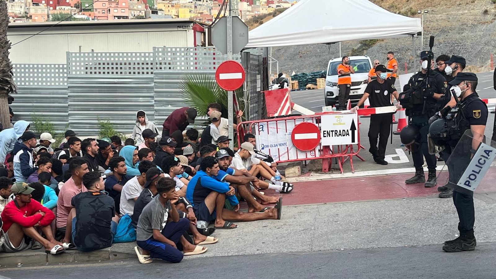 La Policía controla a migrantes que intentaron entrar a la fuerza en el recurso de acogida de Loma Colmenar