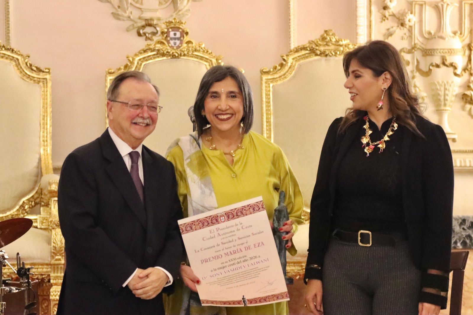 Sony Vasdesh recibe el premio de manos del presidente Vivas y de la consejera Benzina