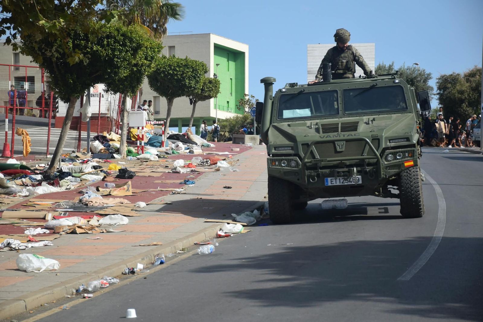 Militares pasan por Loma Colmenar, llena de basura acumulada por los migrantes