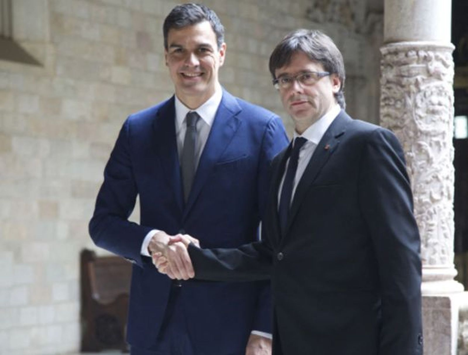 El presidente del Gobierno, Pedro Sánchez, junto a Puigdemont. / FOTO EL PUEBLO