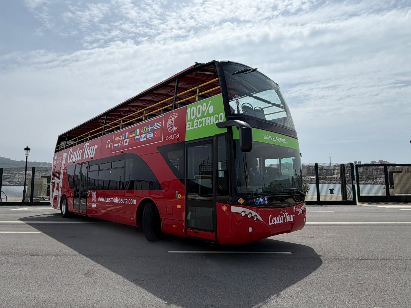 El autobús turístico adquirido por la Ciudad, aparcado en el Muelle de España