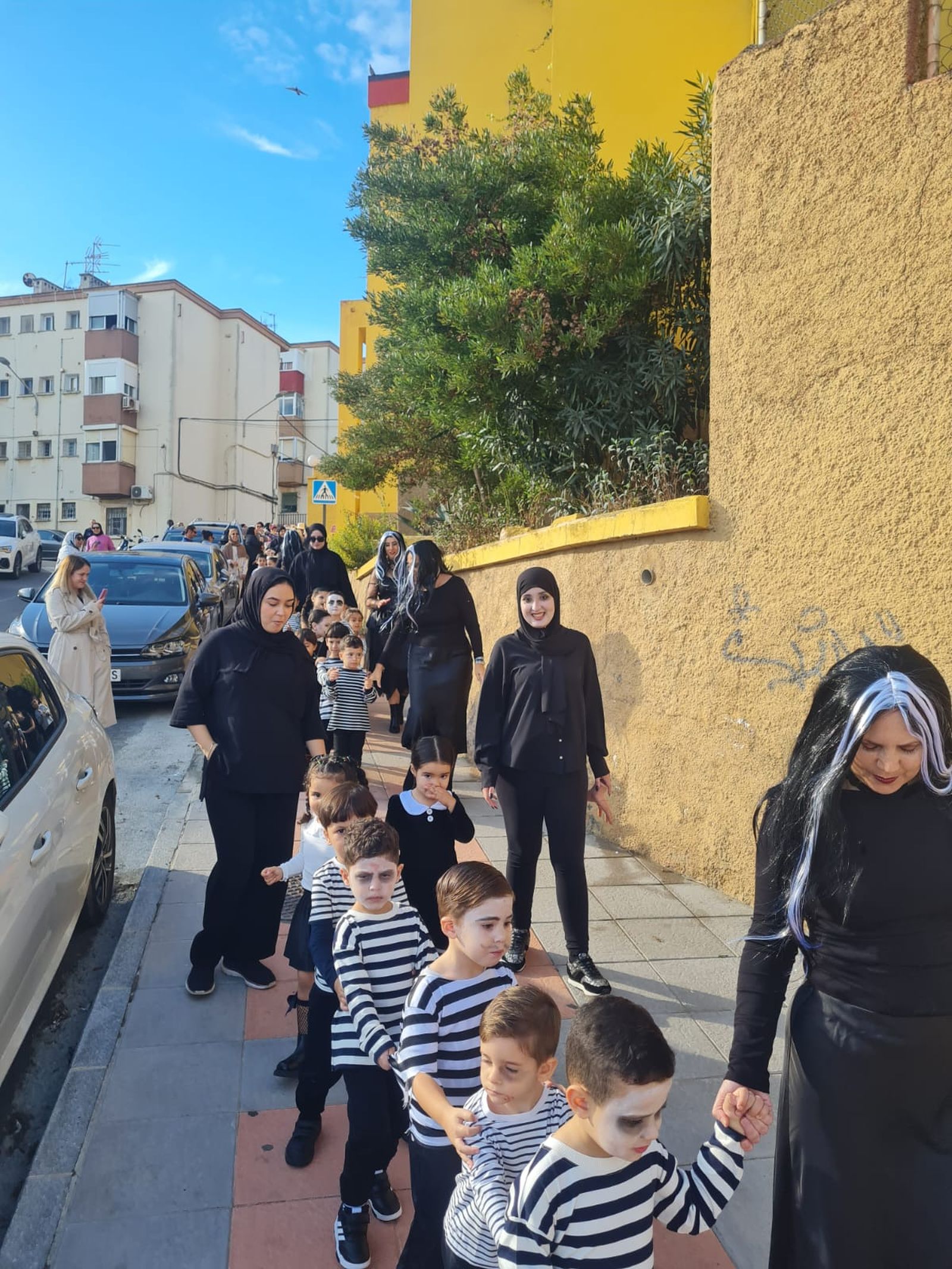 FOTOGALERÍA | El CEIP Rosalía de Castro lleva la magia de Halloween a las calles de la barriada con un pasacalles