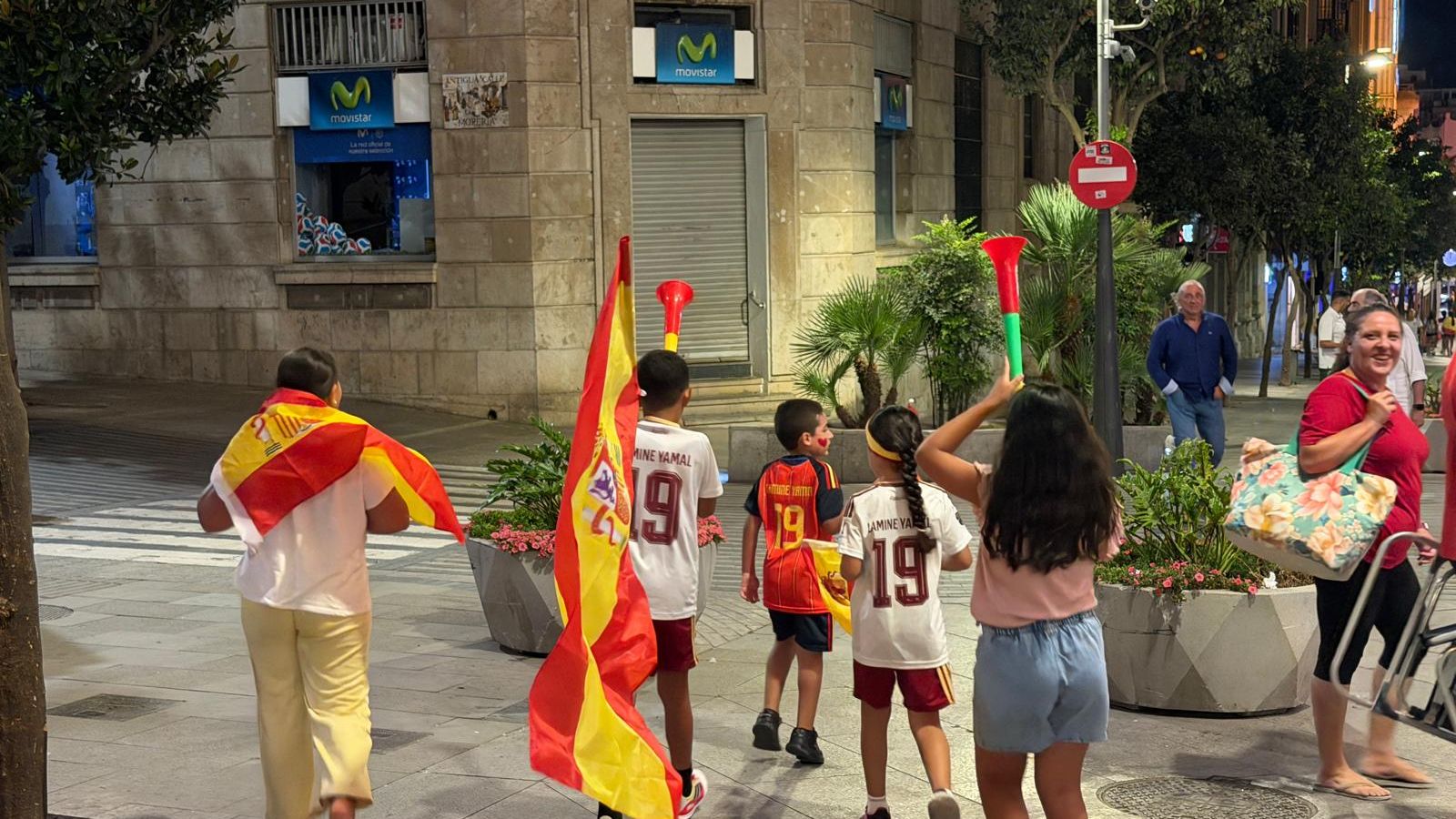 Celebración de la victoria de España frente a Francia en la semifinal del Mundial 2026 en la playa de La Ribera