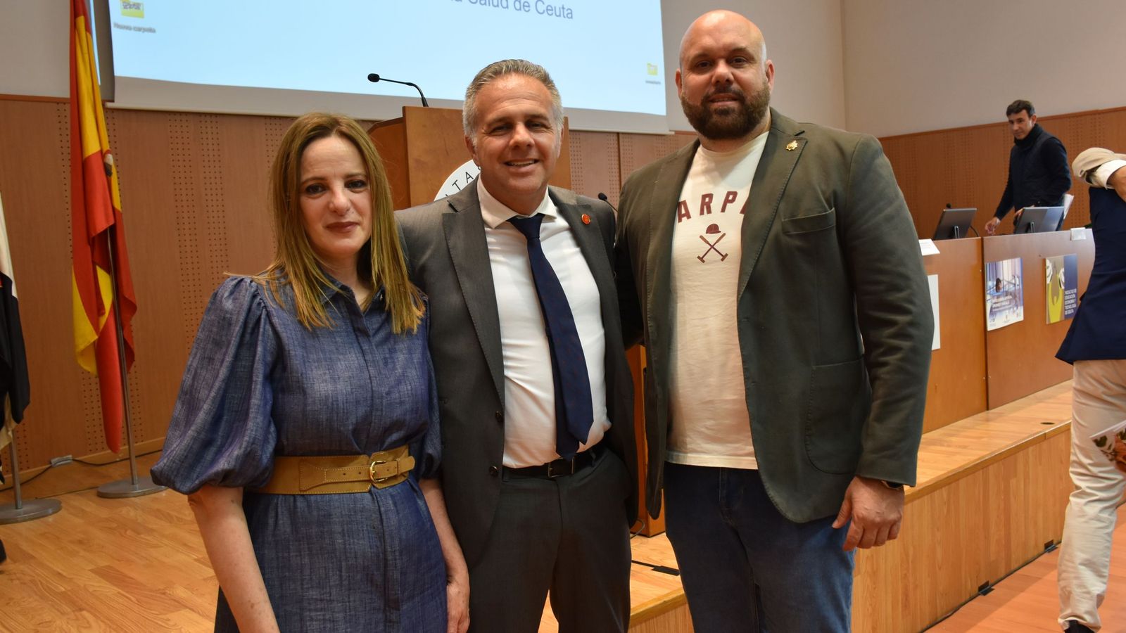 Los enfermeros Alejandro Artero y Malika Mustafáel decano accidental de la Facultad, Luciano Rodríguez, en el acto conmemorativo de la Facultad de Ciencias de la Salud por el Día de la Enfermería