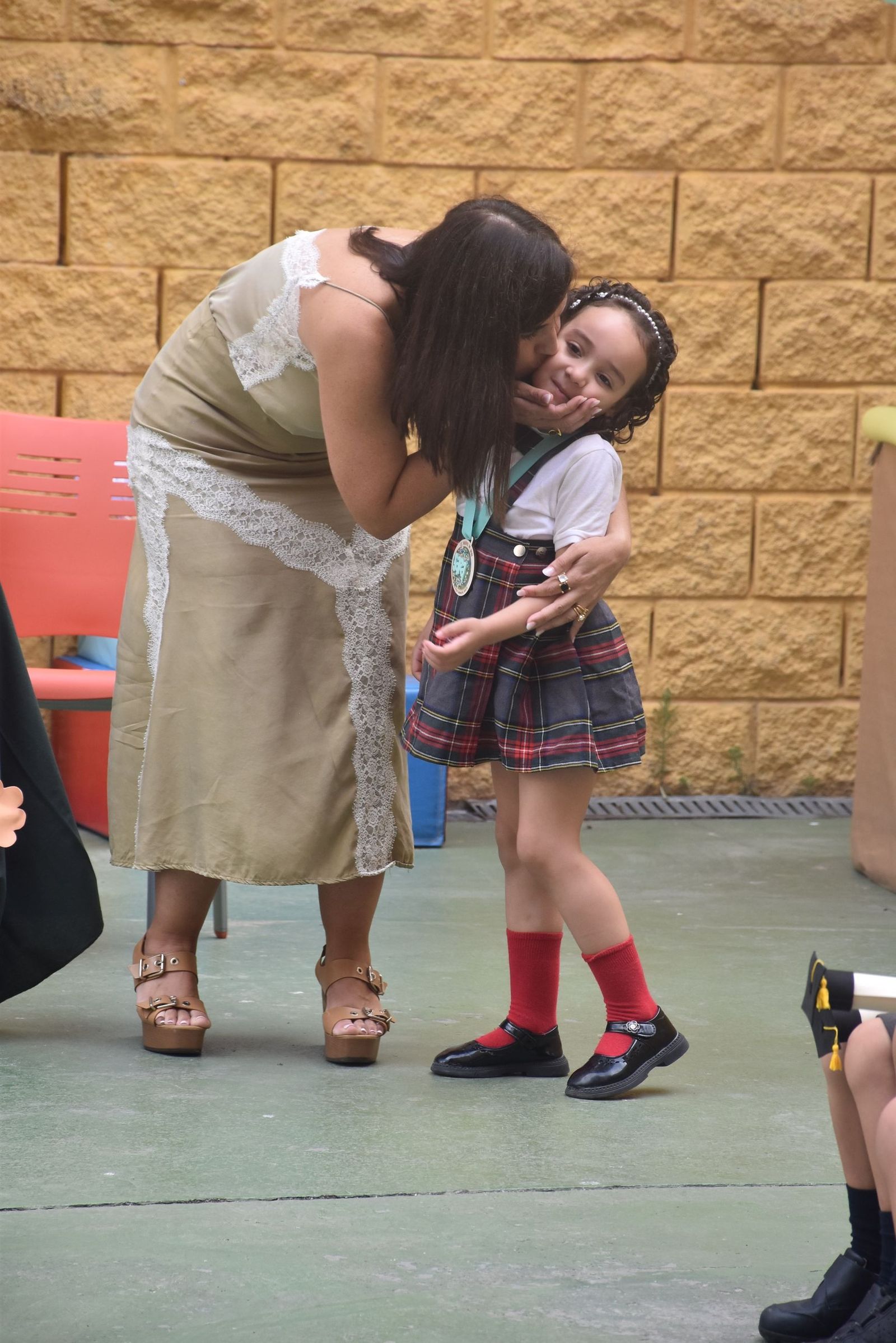 Las lágrimas de orgullo toman el CC Beatriz de Silva en la graduación más especial de sus pequeños