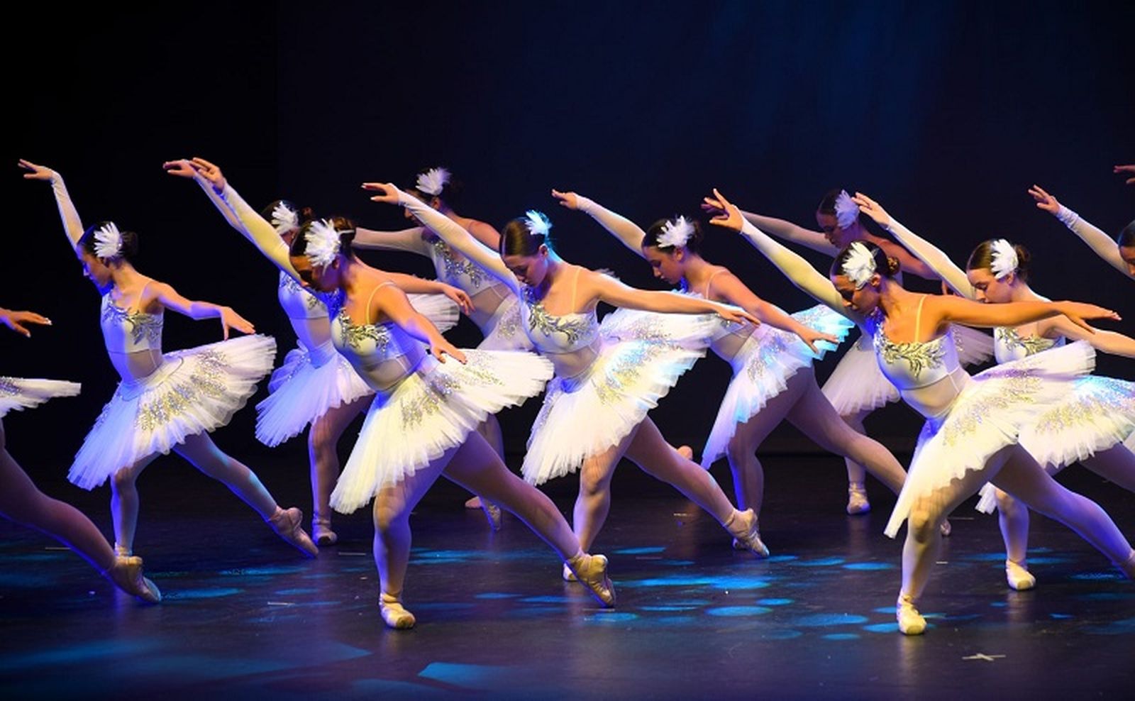 Alumnas de la escuela de Rosa Founaud durante un festival en el Revellín. / FOTO CEDIDA