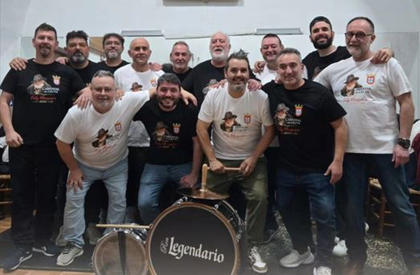 Mosquera, en el centro, rodeado del grupo que le acompañará en el pregón del carnaval ceutí