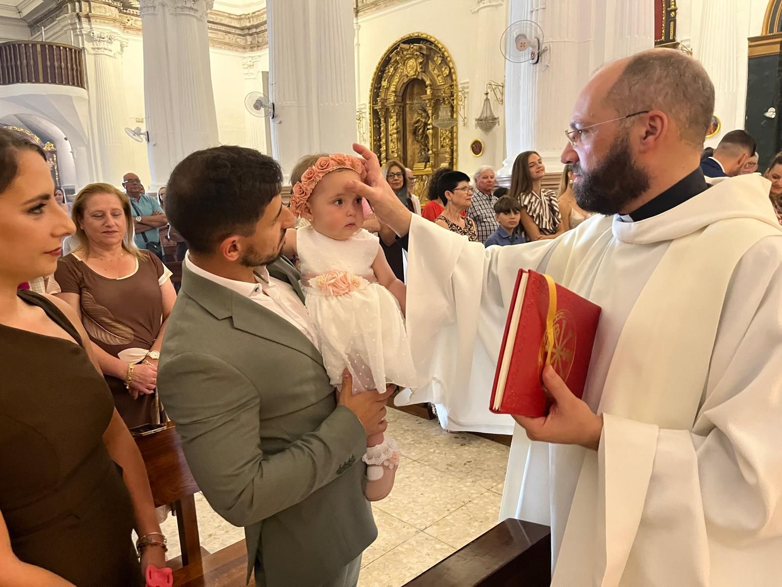 Gabriela, Manuel y Jimena reciben el Sacramento del Bautismo en el Santuario