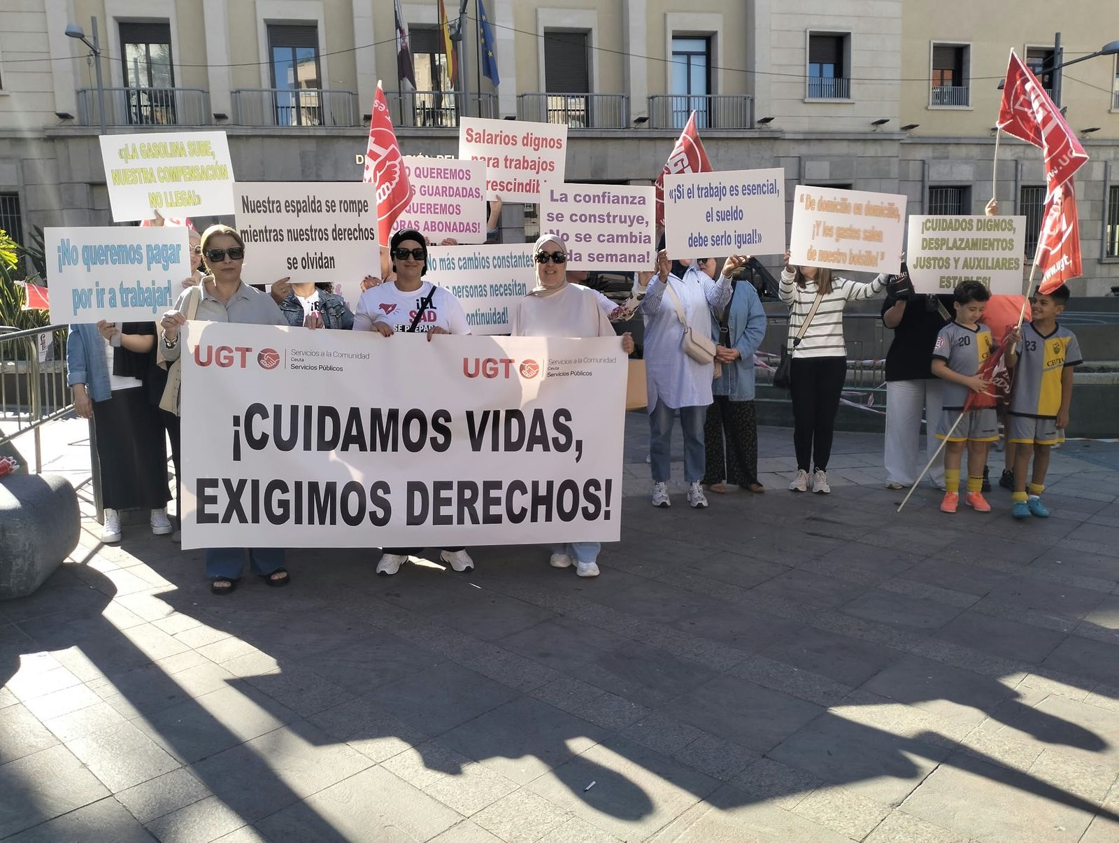 Trabajadoras de ayuda a domicilio, concentradas este sábado en la Plaza de los Reyes