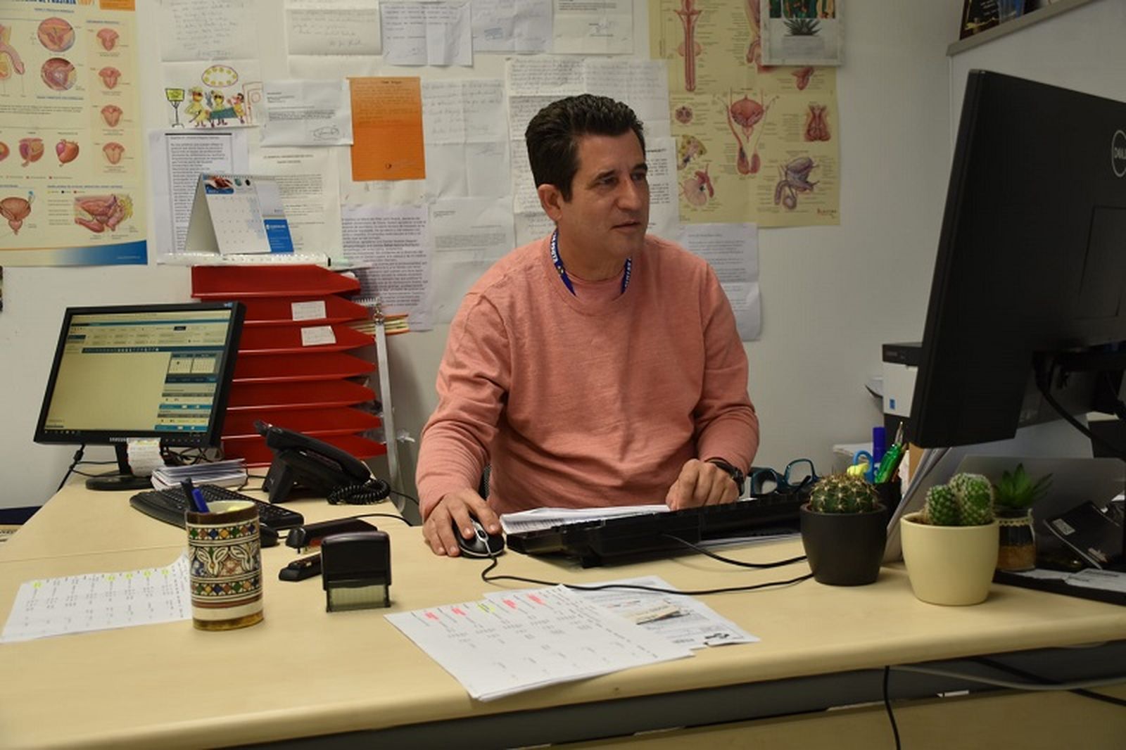 El urólogo del HUCE, Vicente Diéguez, en su despacho el pasado miércoles. / FOTO NICOL´S