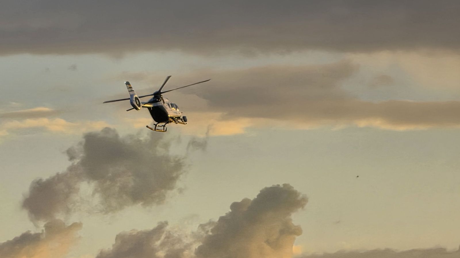 Helicóptero de la Guardia Civil este lunes interviniendo en el Chorrillo