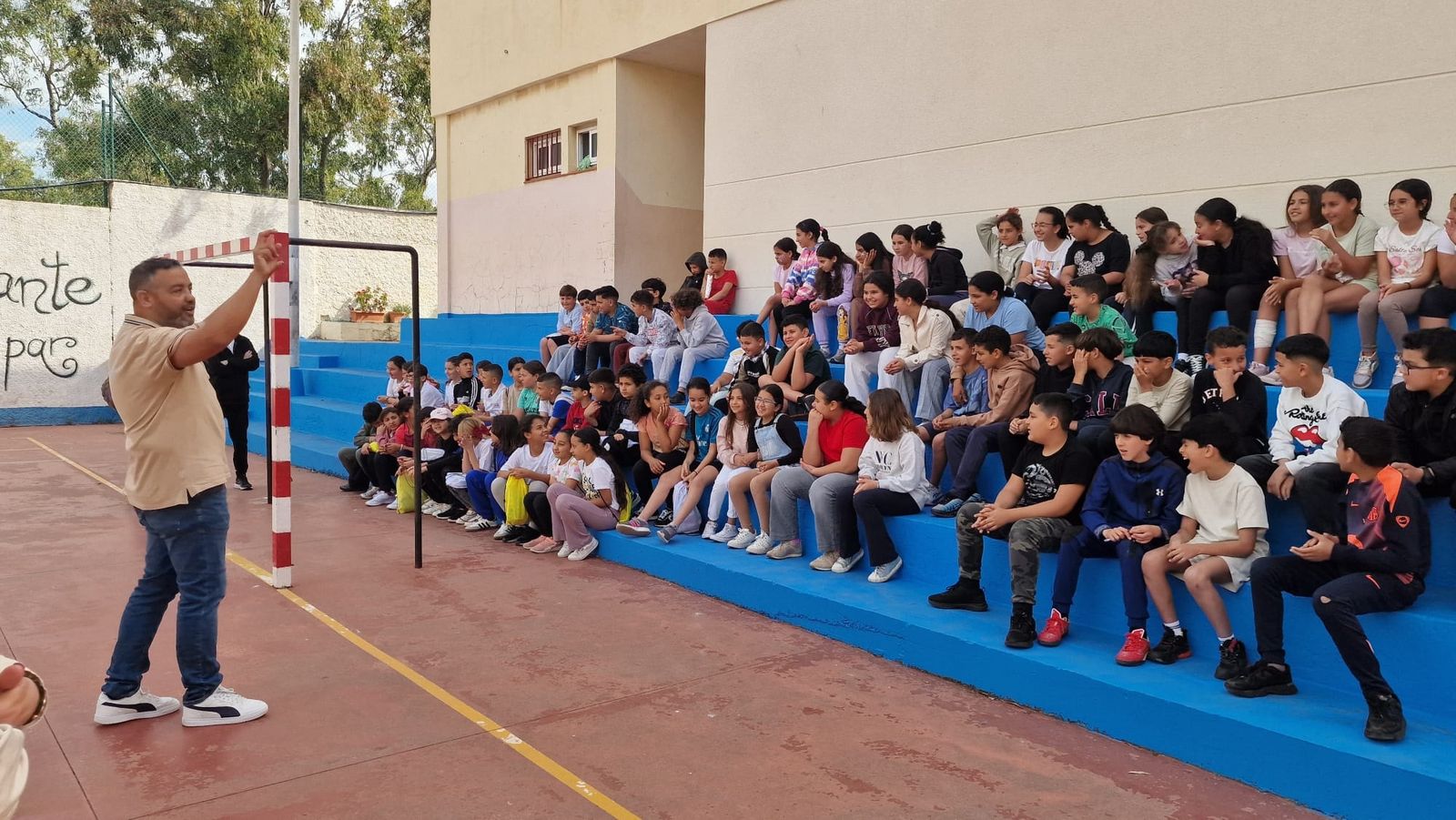 Mohamed Tarek Abdeselam se dirige a los alumnos del CEIP Reina Sofía