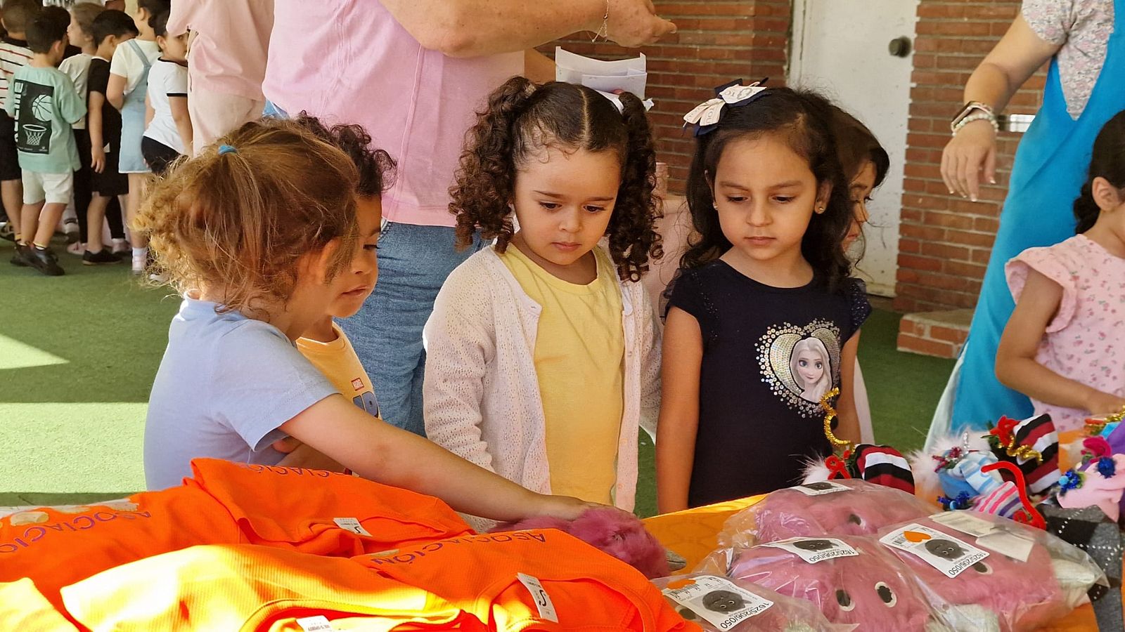 El CEIP Juan Morejón celebró este jueves su IV Mercadillo Solidario a beneficio de la Asociación TDHA Ceuta