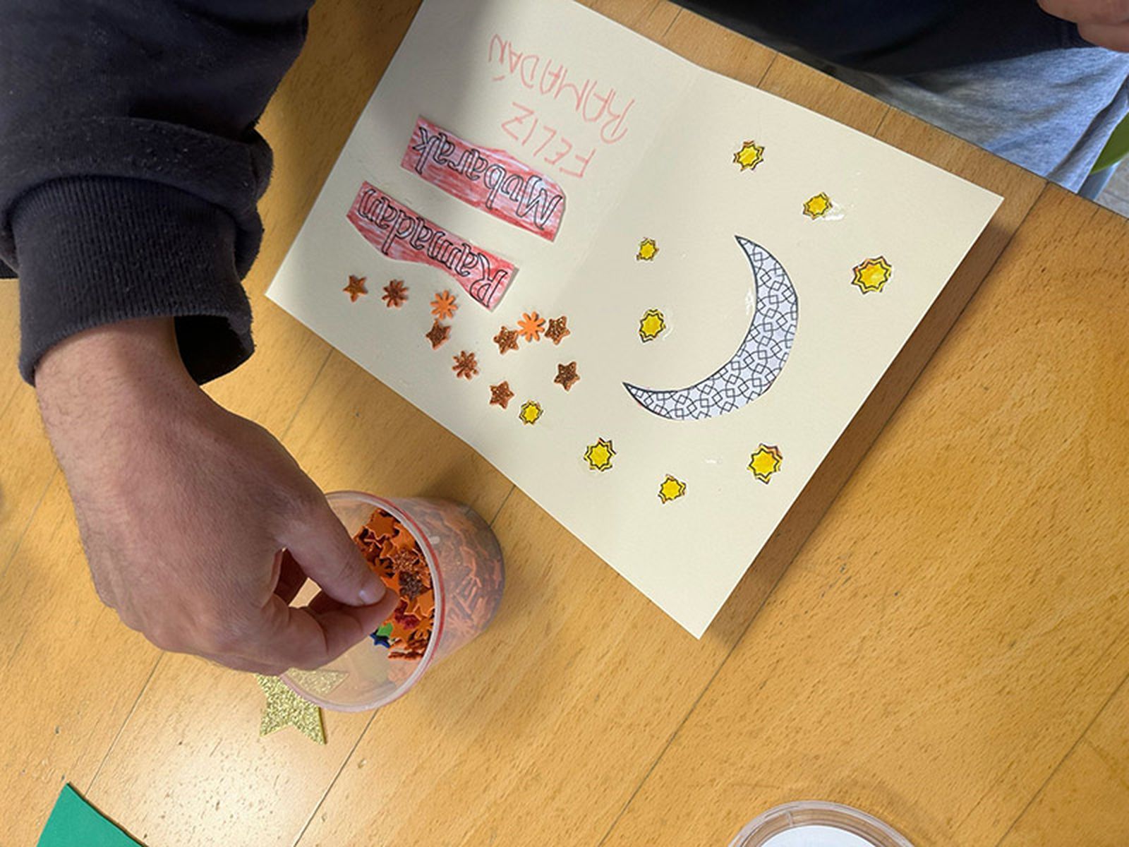 Un usuario de Plena Inclusión trabaja en una manualidad/FOTO CEDIDA