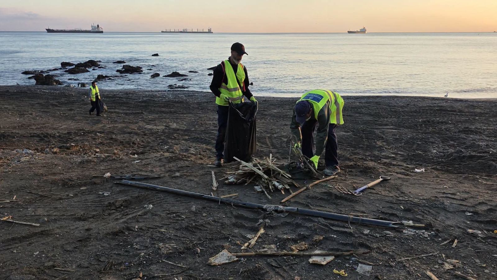 Continúa la recuperación de la playa del Trampolín tras la retirada de más de 200 toneladas de residuos