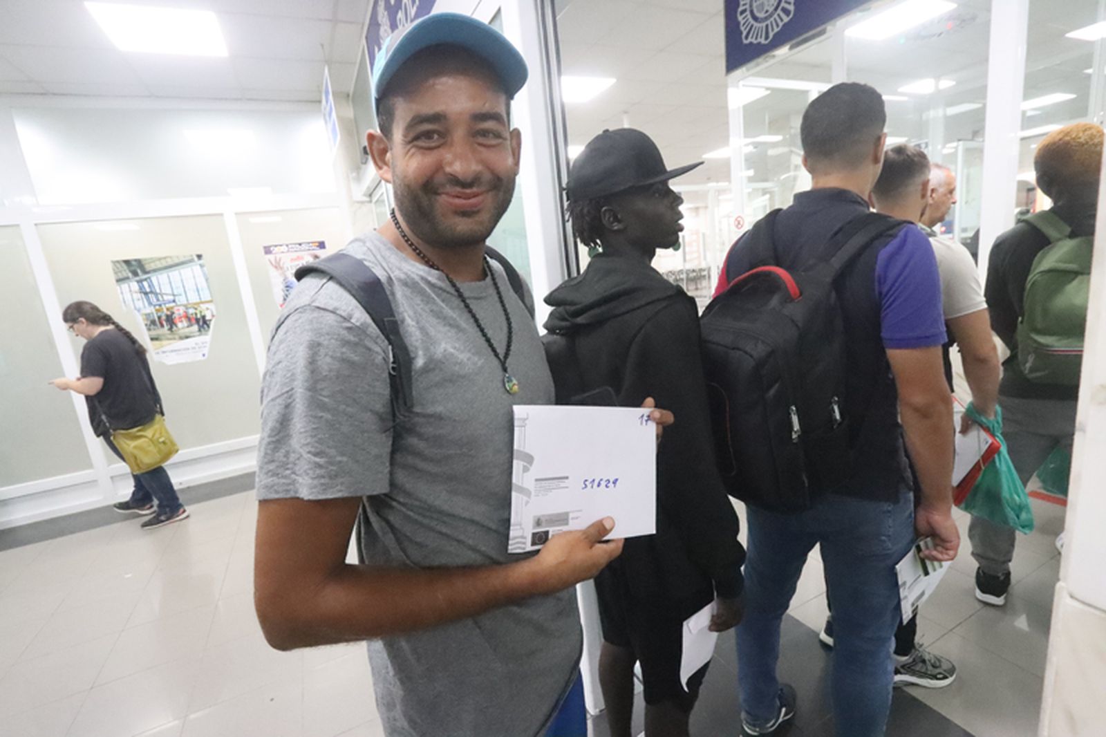 Un chaval de origen magrebí en la puerta de embarque de la Estación Marítima de Ceuta. / FOTO REDUAN