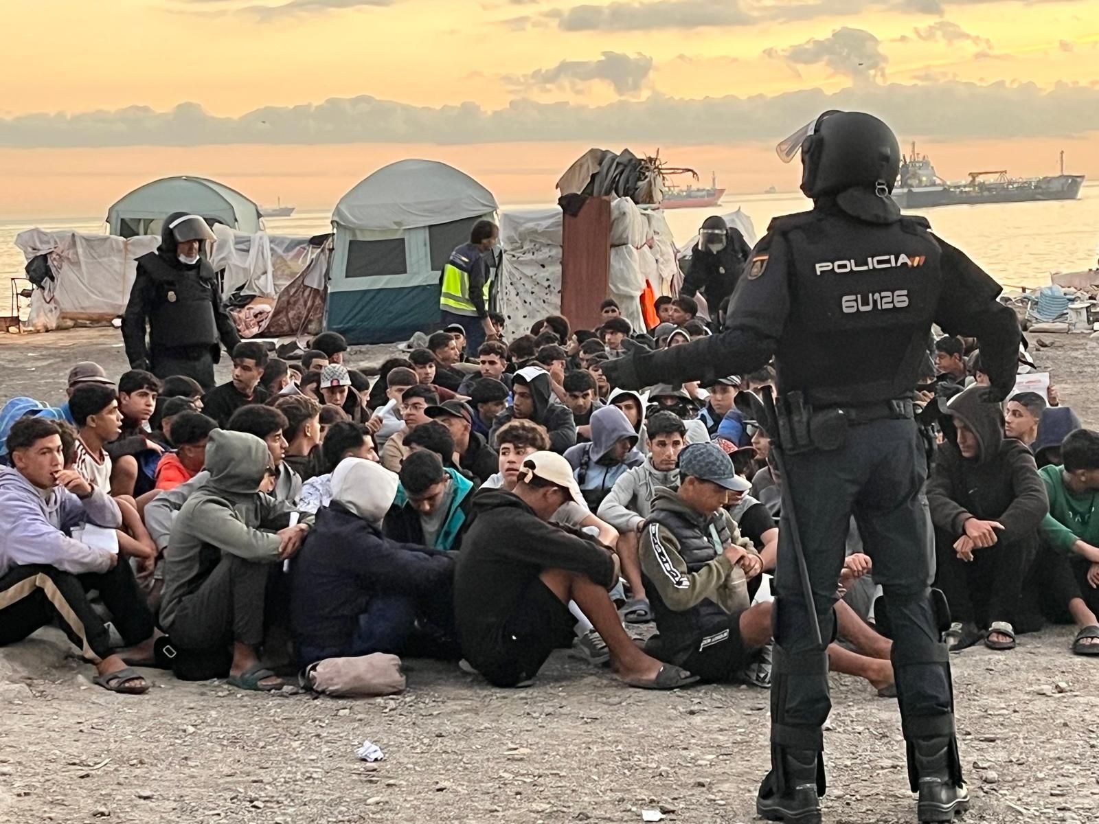 La Policía Nacional inicia el desalojo del Guano, último gran campamento de inmigrantes de Ceuta