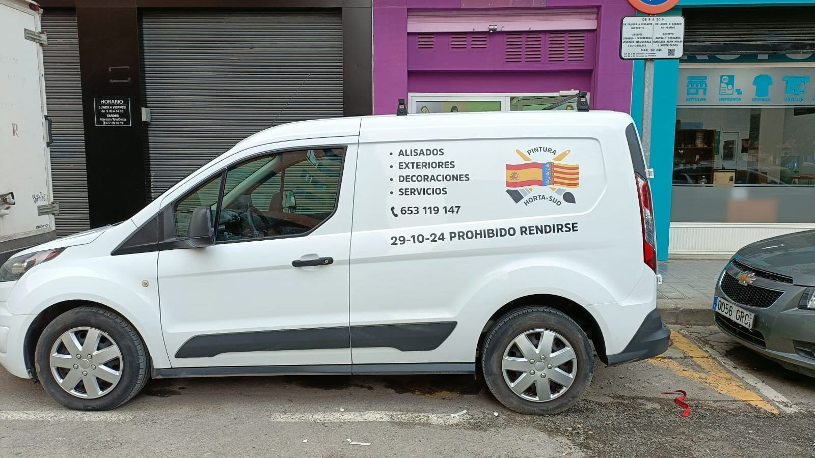 Furgoneta, con el lema alusorio a la tragedia del pasado año, del negocio de Rafael Furgoneta, con el lema alusorio a la tragedia del pasado año, del negocio de Rafael