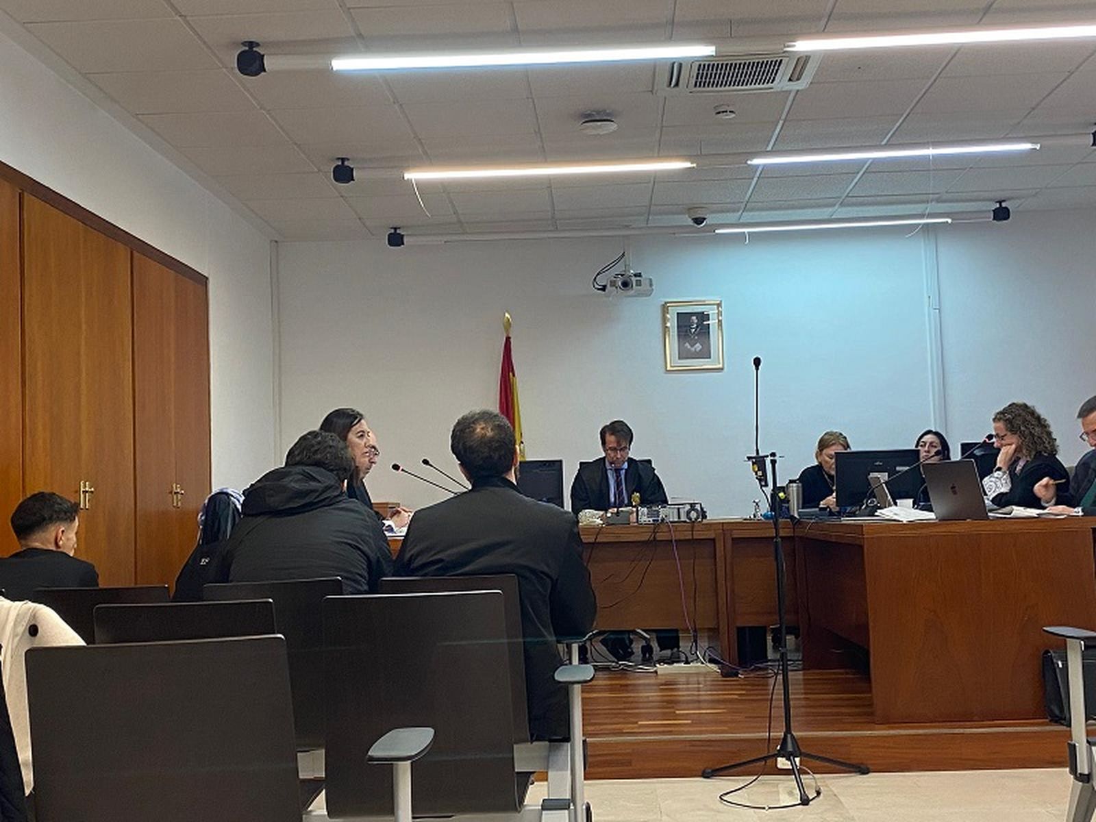 Los tres acusados, sentados en el banquillo. / FOTO S.C.