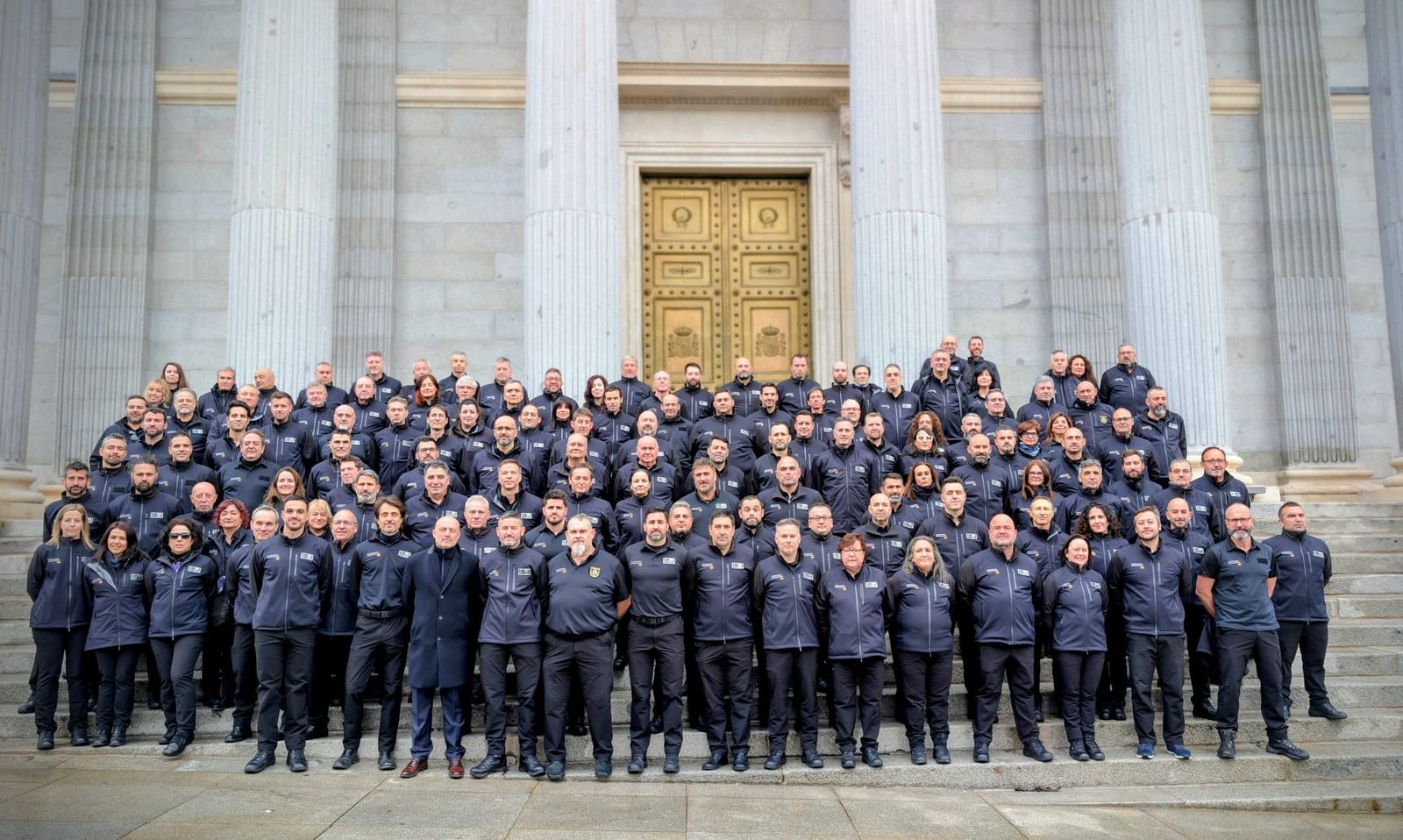 Imagen de los funcionarios frente al Congreso