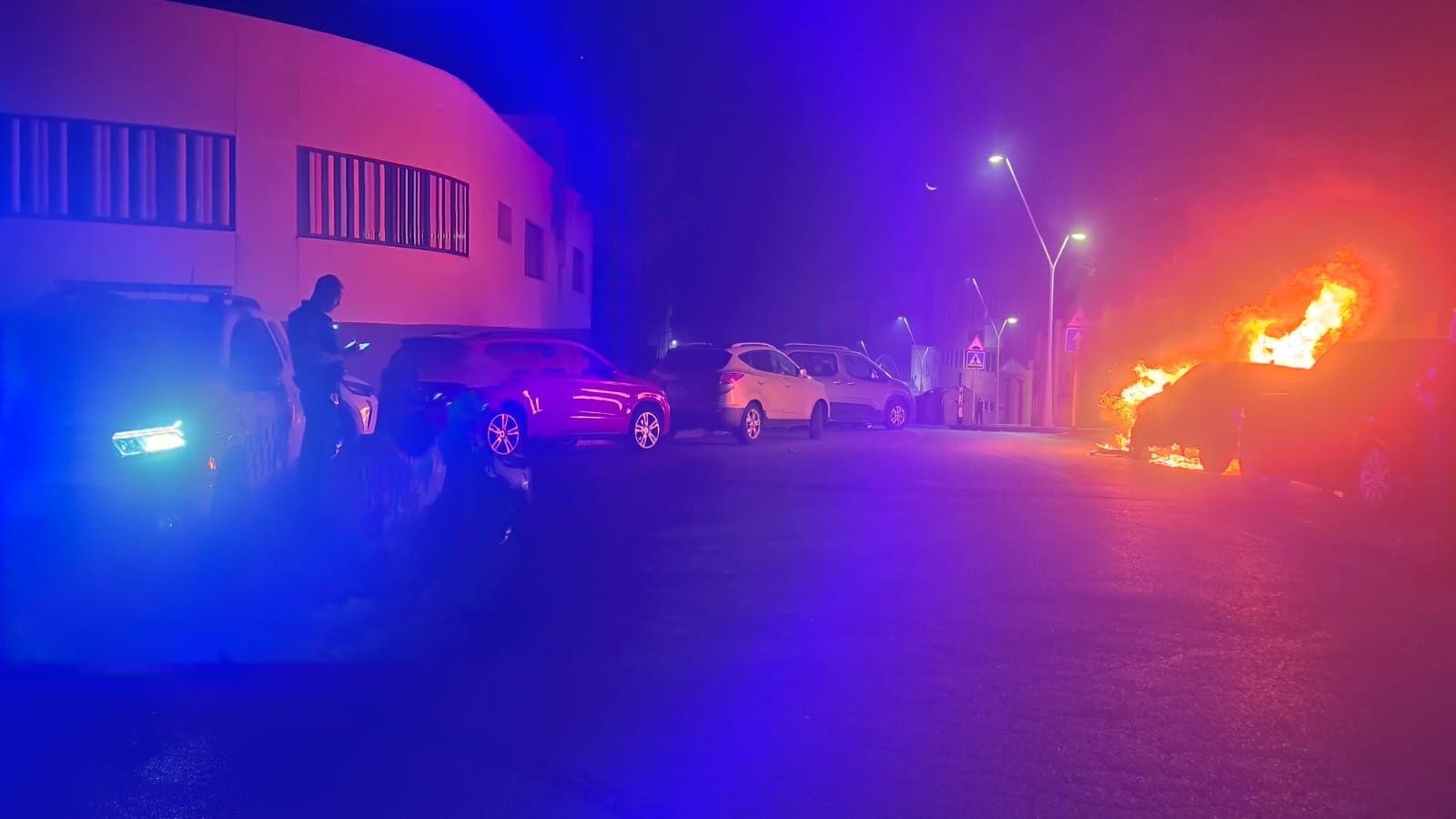 El vehículo fue calcinado junto a la guardería El Cornetín