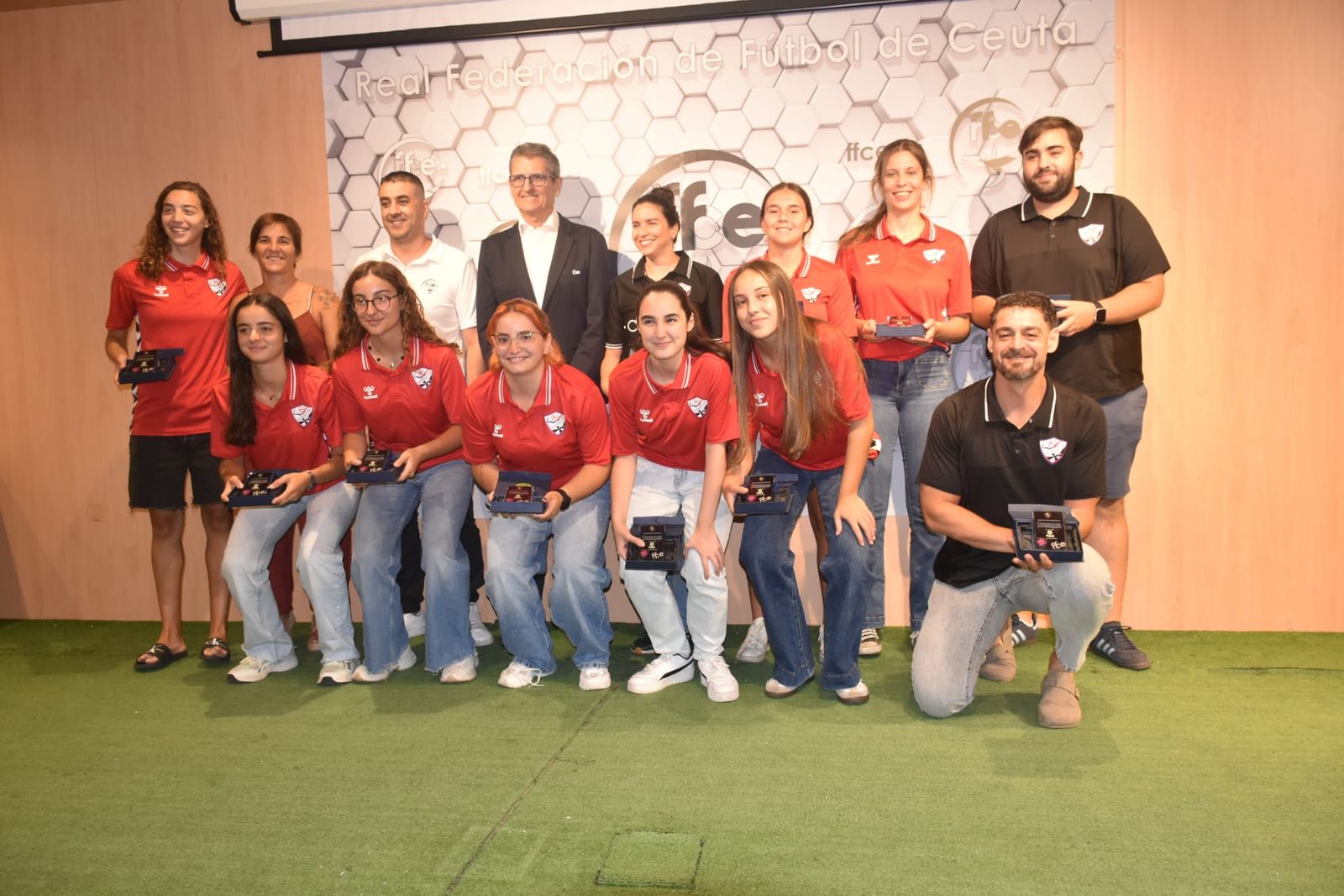 La RFFCE homenajea al Ramón y Cajal tras un ascenso histórico que impulsa el fútbol sala femenino ceutí