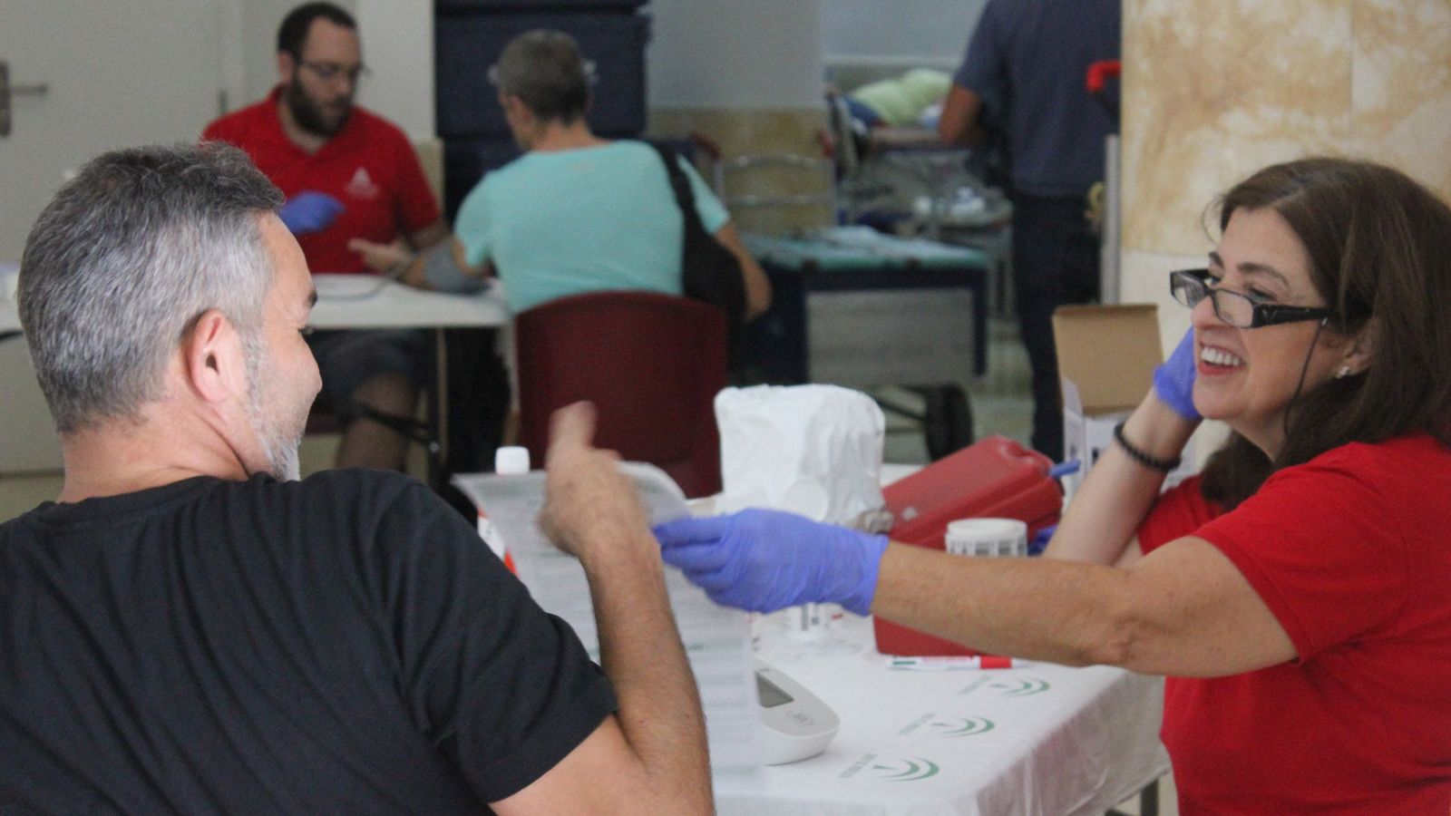La campaña de donación de sangre busca nuevos voluntarios estos días en el Revellín