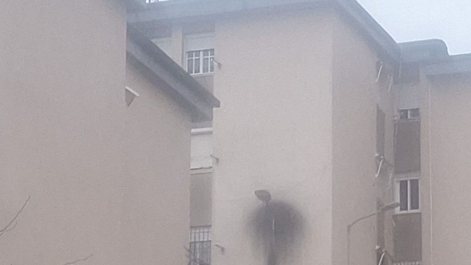 Fachadas sin luz en las viviendas ni en las farolas.
