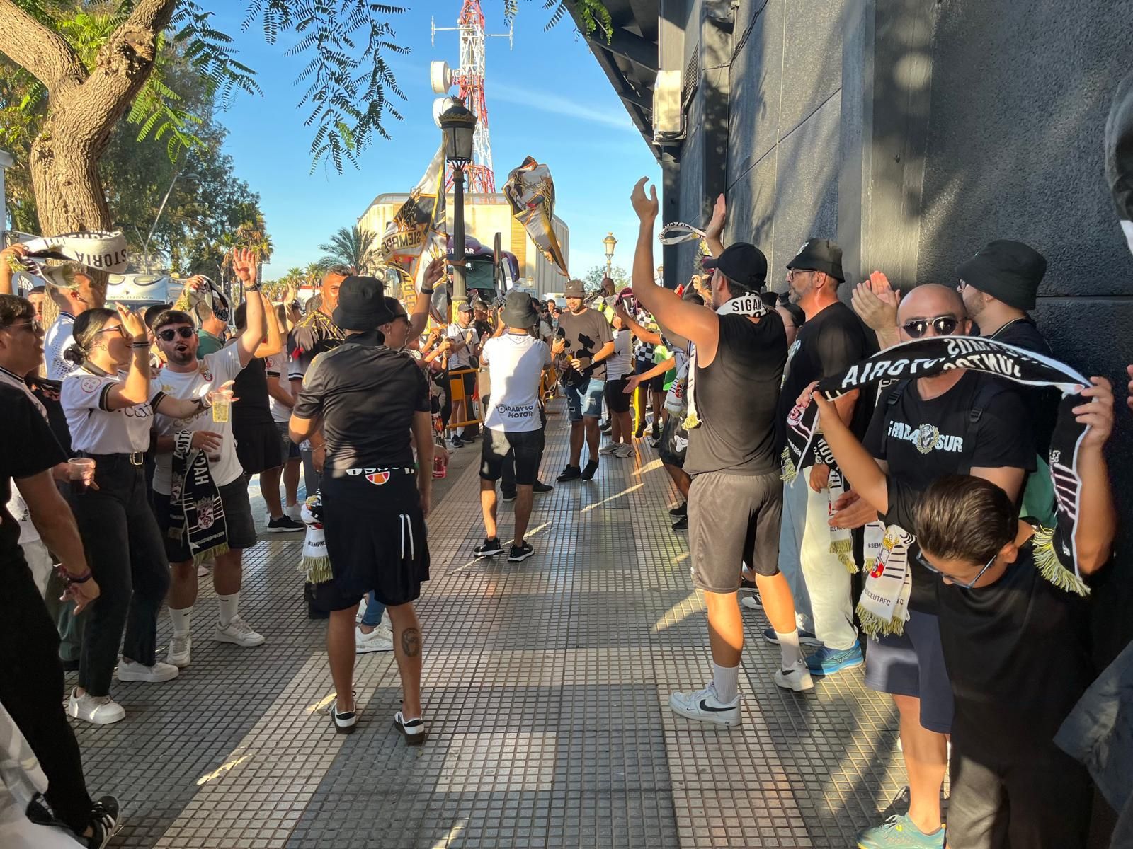‘Corteo’ de los ceutíes para animar a su equipo cerca del ‘Murube’ ‘Corteo’ de los ceutíes para animar a su equipo cerca del ‘Murube’