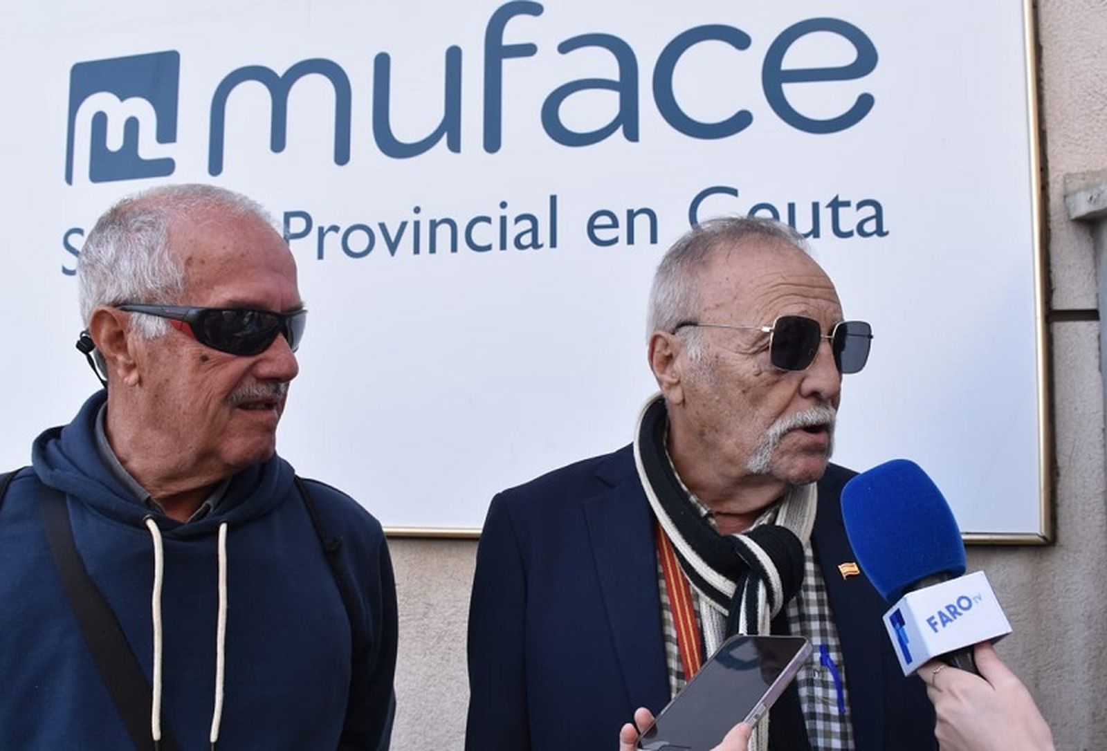 El delegado en Ceuta de AJPNE, a las puertas de la sede de Muface. / FOTO NICOL´S