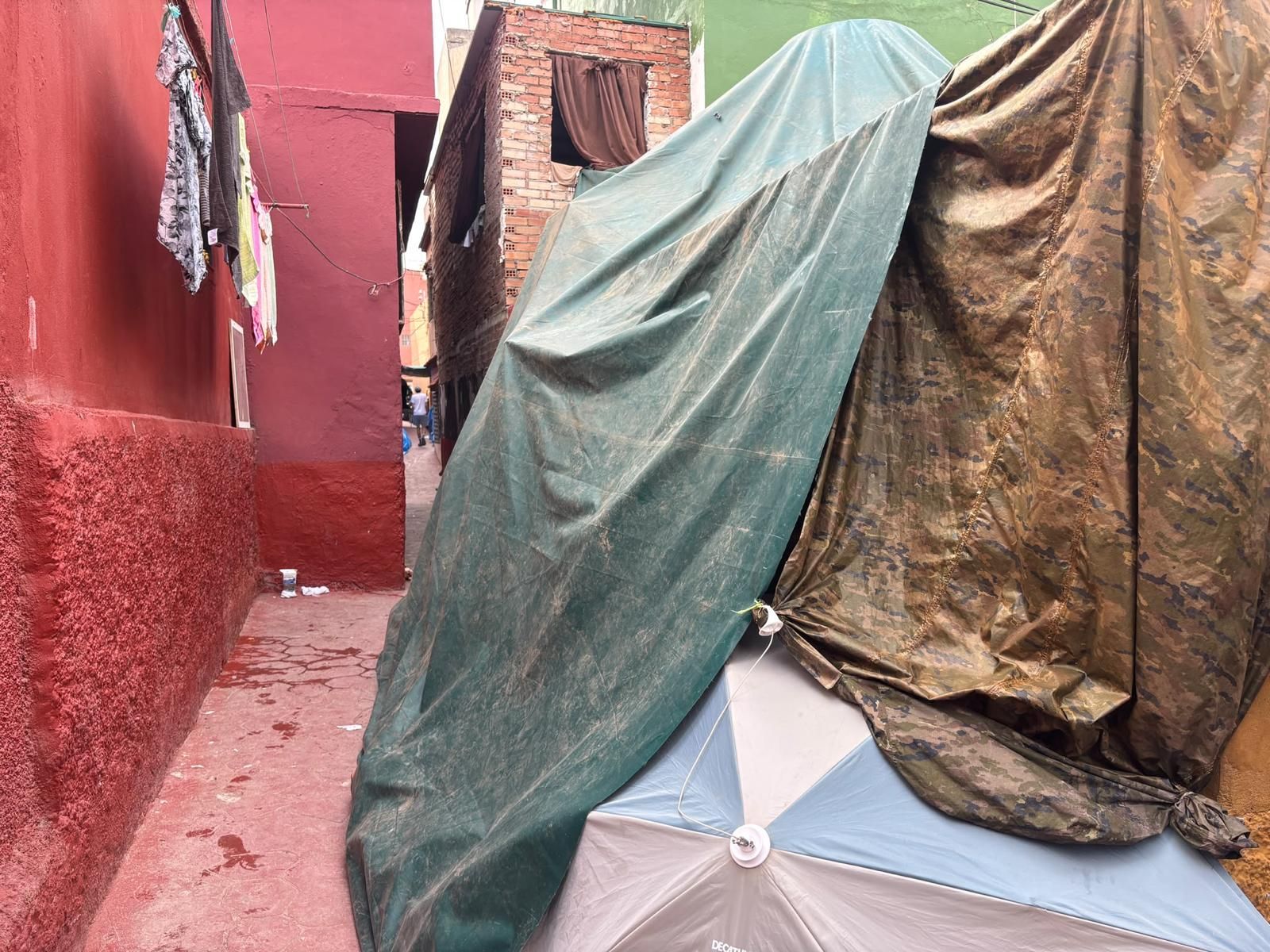 Los Rosales estalla tras 70 días de abandono y exige una solución para los migrantes que siguen en sus calles