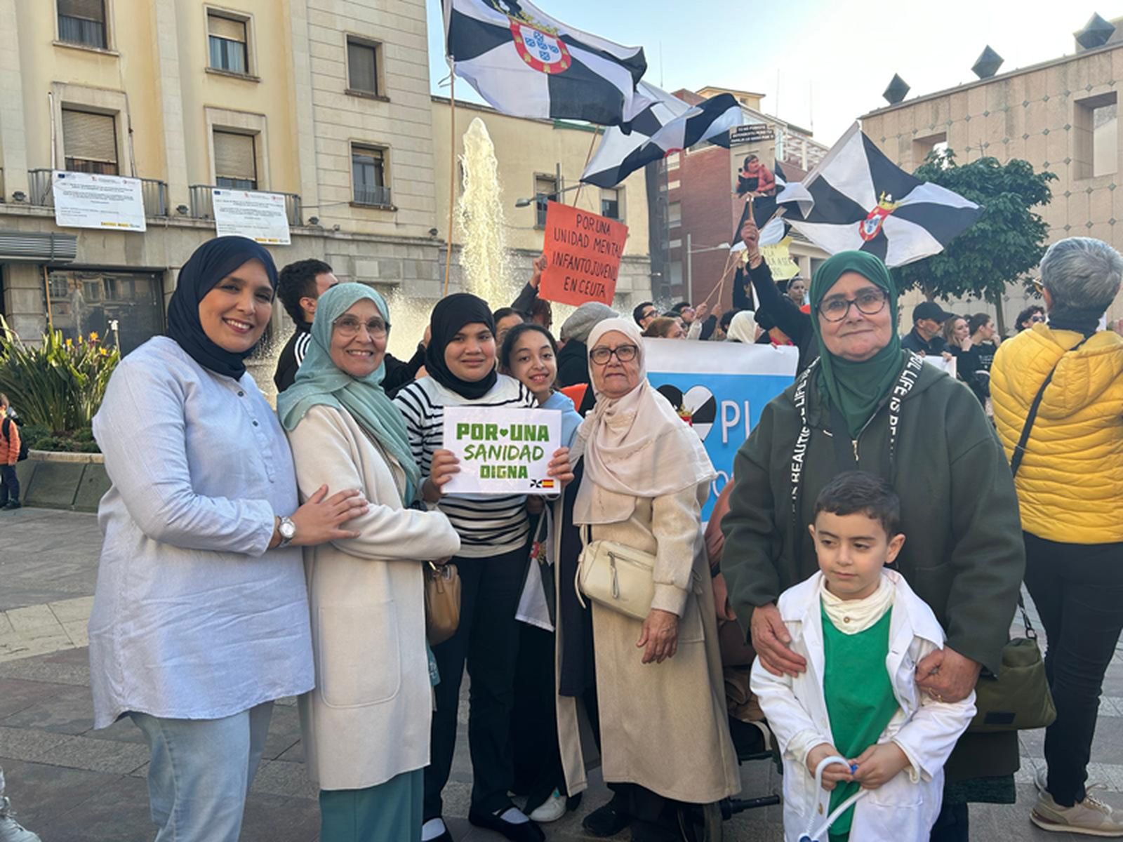 La familia de Morad y Zineb durante la manifestación. / FOTO G.S.