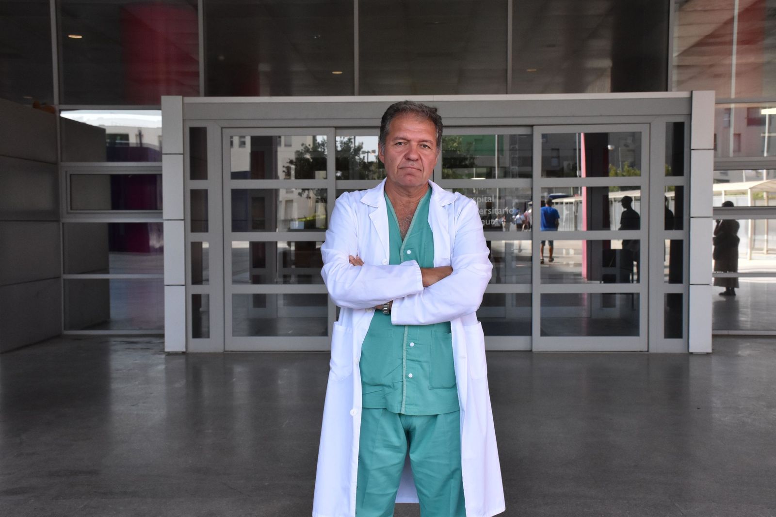 El presidente del Sindicato y el Colegio de Médicos, Enrique Roviralta, a las puertas del HUCE