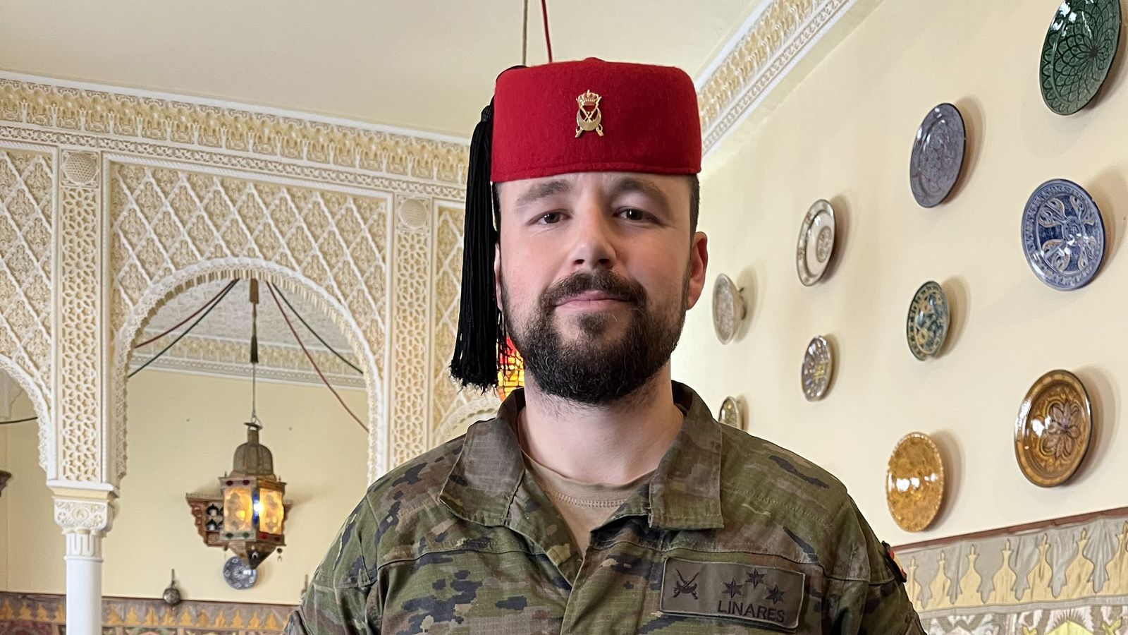 El jefe de los equipos del Grupo de Regulares de Ceuta número 54 para el Desafío de los 300, capitán Linares, en el Salón Moro