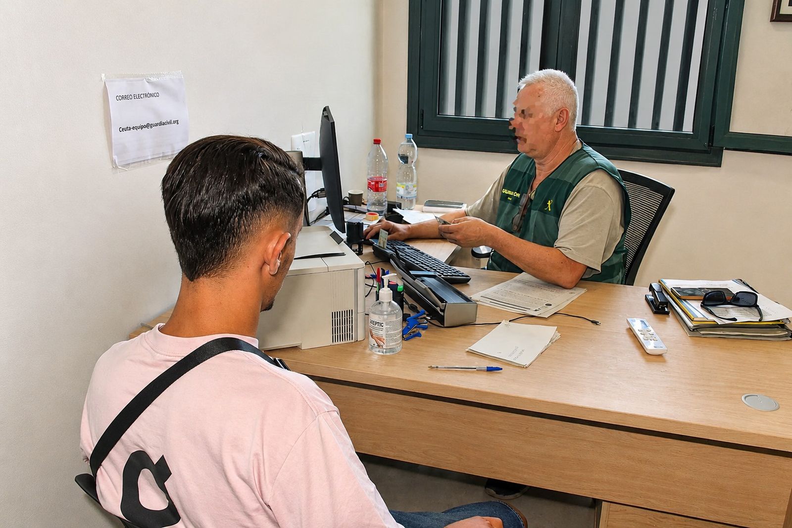 Un guardia civil atiende en la oficina