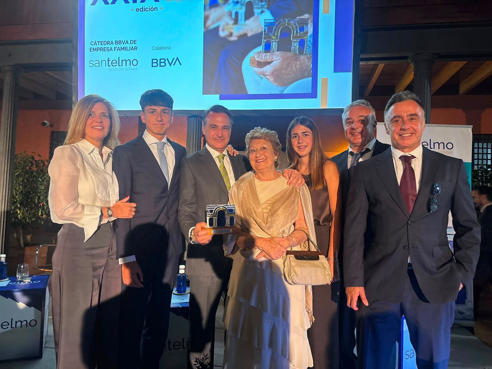 La familia ceutí de Cristalería Cruces durante la recepción del Premio Familia-Empresa Cátedra BBVA