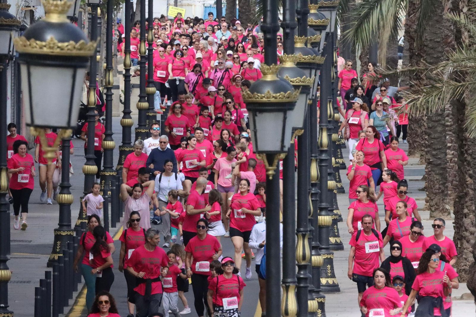 Ceuta se viste de rosa para abrazarse a la vida