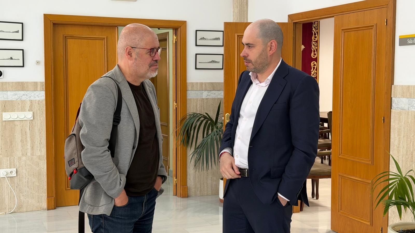 Sordo conversa con el delegado del Gobierno, Miguel Ángel Pérez Triano